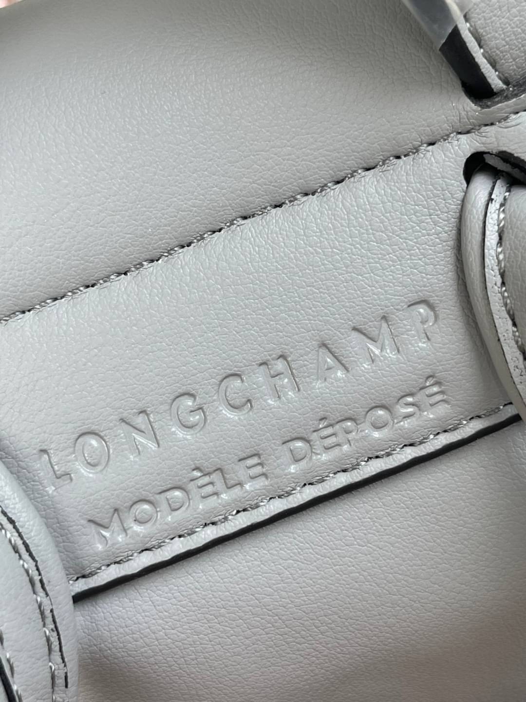 Longchamp Le Pliage Cuir Xs Leather Backpack แบรนด์ติดเทรนด์ตลอดไม่เคยเปลี่ยนกับ ทรง Le Pliage Cuir หนึ่งในตระกูลกระเป๋าสุดไอคอนิกจากแบรนด์ เมื่อรุ่น Le Pliage Cuir ในรูปแบบของหนังแกะ Metis ได้ถือกำเนิดขึ้นในปี 2012 เป้ที่มีการจัดการปรับดีไซน์ให้มีขนาดกำล