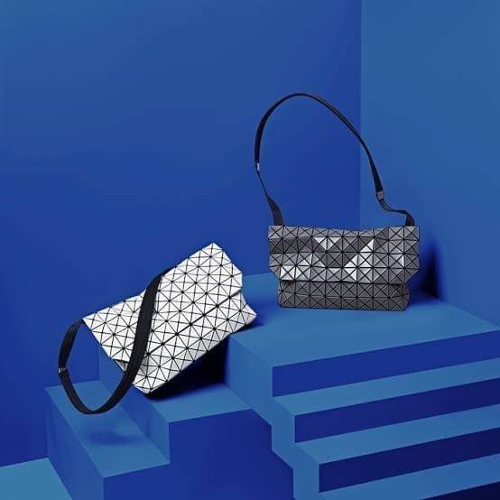 Baobao Issey Miyake Prism Sac ชาวมินิมอลทั้งชายและหญิงต้องถูกใจรุ่นนี้ เพราะ Prism Sac เป็นกระเป๋าแบบ unisex ที่มาพร้อมกับความเรียบง่ายของวัสดุเนื้อแมตต์ แต่ให้ลุคสไตล์เท่แบบคูลๆ โดดเด่นด้วยดีไซน์ที่ออกแบบมาให้ใช้งานที่ง่าย ตอบโจทย์ทุกสถานการณ์ฝาพับแบบเปิ