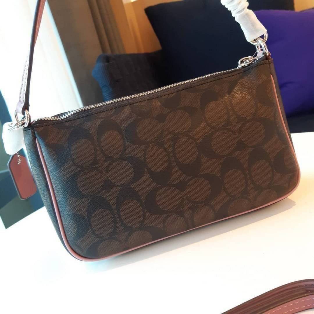 COACH F58321 TOP HANDLE POUCH อีกรุ่นฆ่าไม่ตาย!! 😎 ขายดีขายหมด ขายรวยขายปังๆ!! กระเป๋าพอชจากโค้ช ทรงใช้งานง่าย สะดวก กะทัดรัด วัสดุหนังแคนวาสเคลือบคุณภาพดี มาพร้อมสายคล้องในตัว และสายสะพาย crossbody ปรับเปลี่ยนได้ตามสไตล์ อีกหนึ่งไอเท็มที่สาวๆต้อง