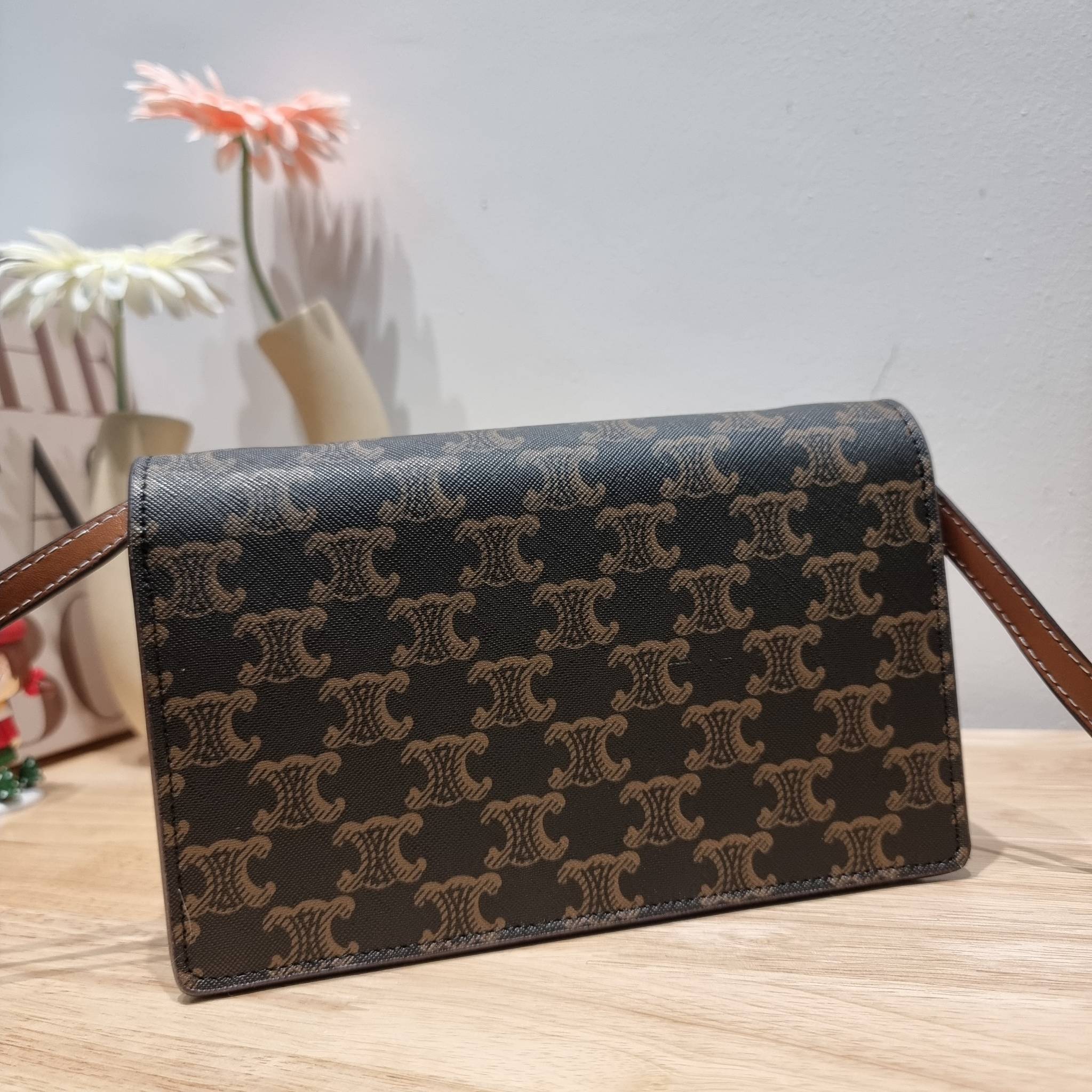 CELINE WALLET ON STRAP IN TRIOMPHE CANVAS AND LEATHER อีกหนึ่งรุ่นยอดนิยม กระเป๋าสะพายกึ่งคลัทช์ ในรูปแบบกระเป๋าสตางค์ ให้พกพาได้ง่าย ใส่ของสำคัญ มือถือ หรือบัตรต่างๆได้