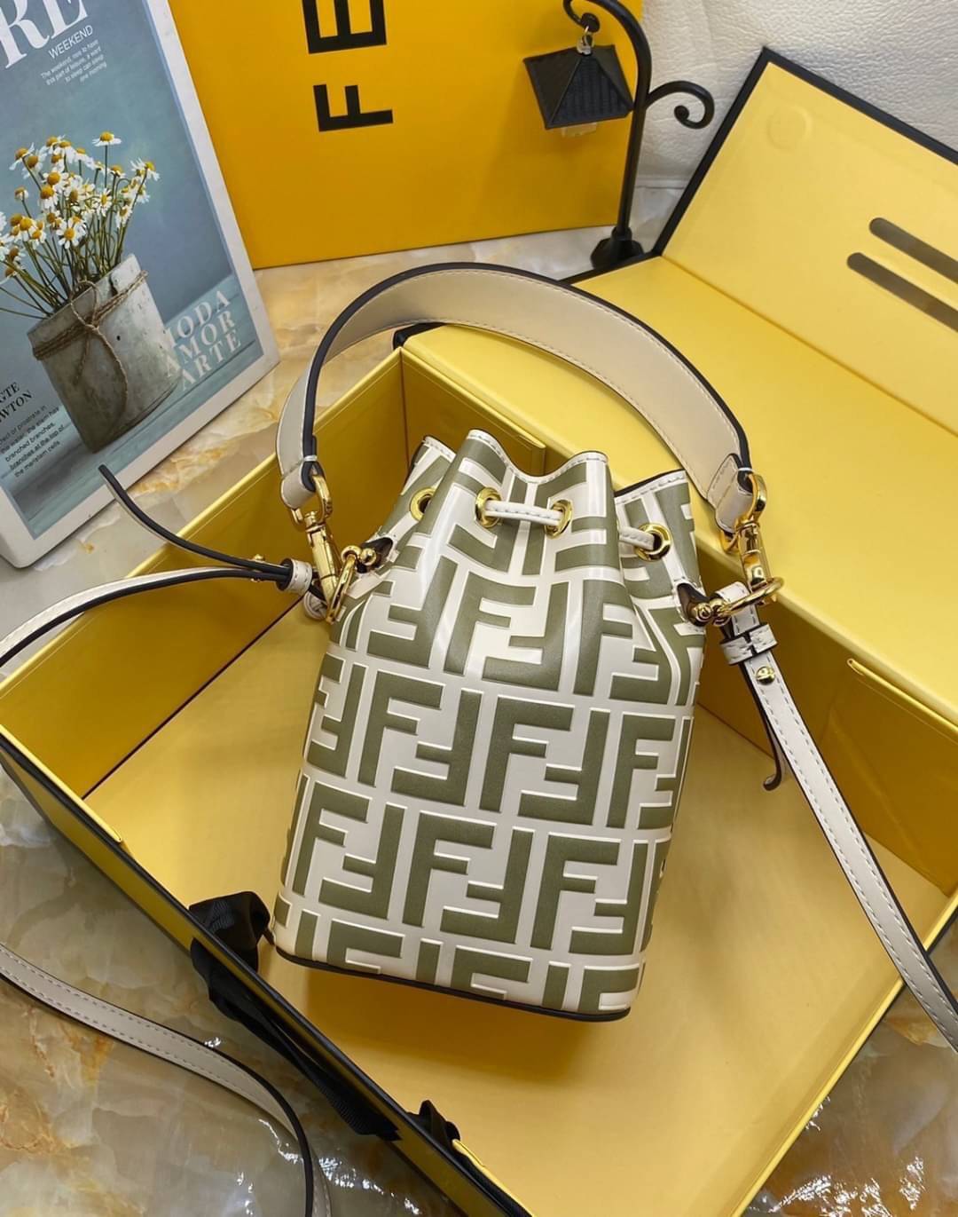 Ori Fendi MonTresor mini Bucket Bag 12cm กระเป๋าถือหรือสะพายข้าง วัสดุหนังแท้ทรงขนมจีบ ลายแบรนด์ อะไหล่ทองหรูหรา จุของได้เยอะ ตั้งอยู่ทรง ด้านในโล่ง มี2สาย สายสั้น+ยาว ถอดสายได้ Crossbody ได้ สายยาวปรับระดับได้ คุ้มสุดๆ ใบนี้ไม่ควรพลาดค่ะ ดาราเซเลปใช้กันเ