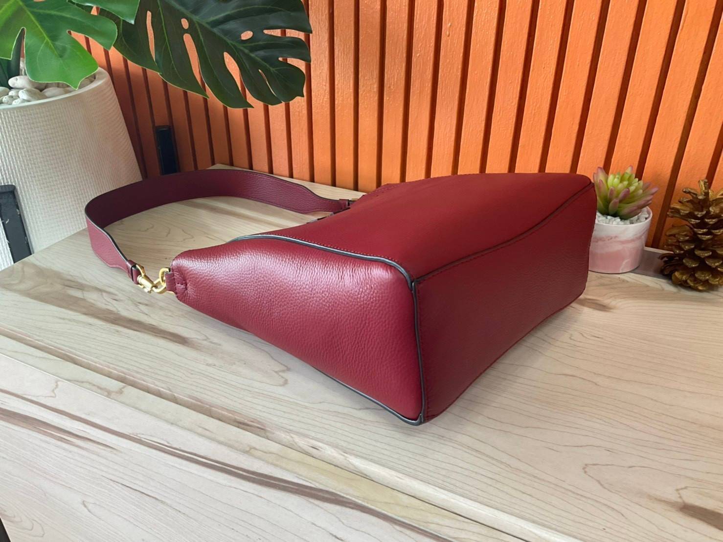 ของแท้ 💯% Tory Burch Mcgraw Hobo Bag TORY BURCH MCGRAW HOBO BAG รุ่น 51063 กระเป๋าสะพายไหล่ สะพายได้ 2 ทรง ทรงสวยไม่ตกเทรน ผลิตจากหนังแท้ หนังลูกวัว หนังนุ่ม หนังหอม น้ำหนักเบามากกก!! นิ่มสวยมากๆ