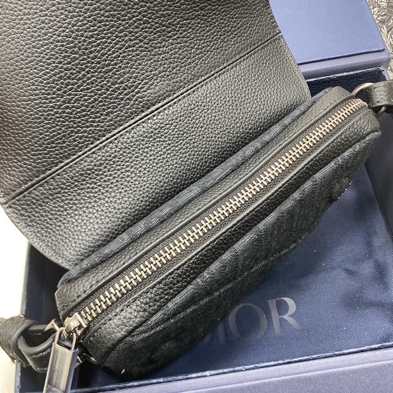 ORI หนังแท้ | DIOR Mini Saddle Bag กระเป๋าสะพาย คาดอก ผ้าแจ็กการ์ดลาย Oblique สีดำ นำเสนอมุมมองใหม่ให้กับดีไซน์ไอคอนิกด้วยรูปทรงที่ทันสมัย