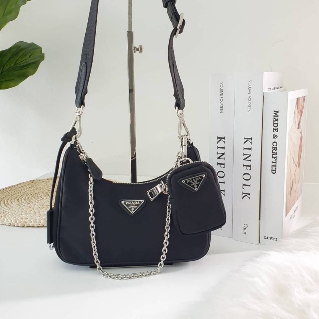 BEST SELLER!! **กำลังมาแรงมากค่ะ กับแบรนด์ PRADA ใบเดียวคุ้มมากค่ะ อุปกรณ์ ครบชุด **ซื้อ1ได้ถึง3ไอเท็ม ทั้งสายยาว และกระเป๋าใส่เหรียญ และป้ายแท็คหนัง อย่างดี **อะไหล่ปั้มแบรนด์แท้ทุกจุด วัสดุทำจากผ้า Nylon อย่างดี กันน้ำได้ อยู่ทรงสวย สามารถใส่กระเป๋าตังค