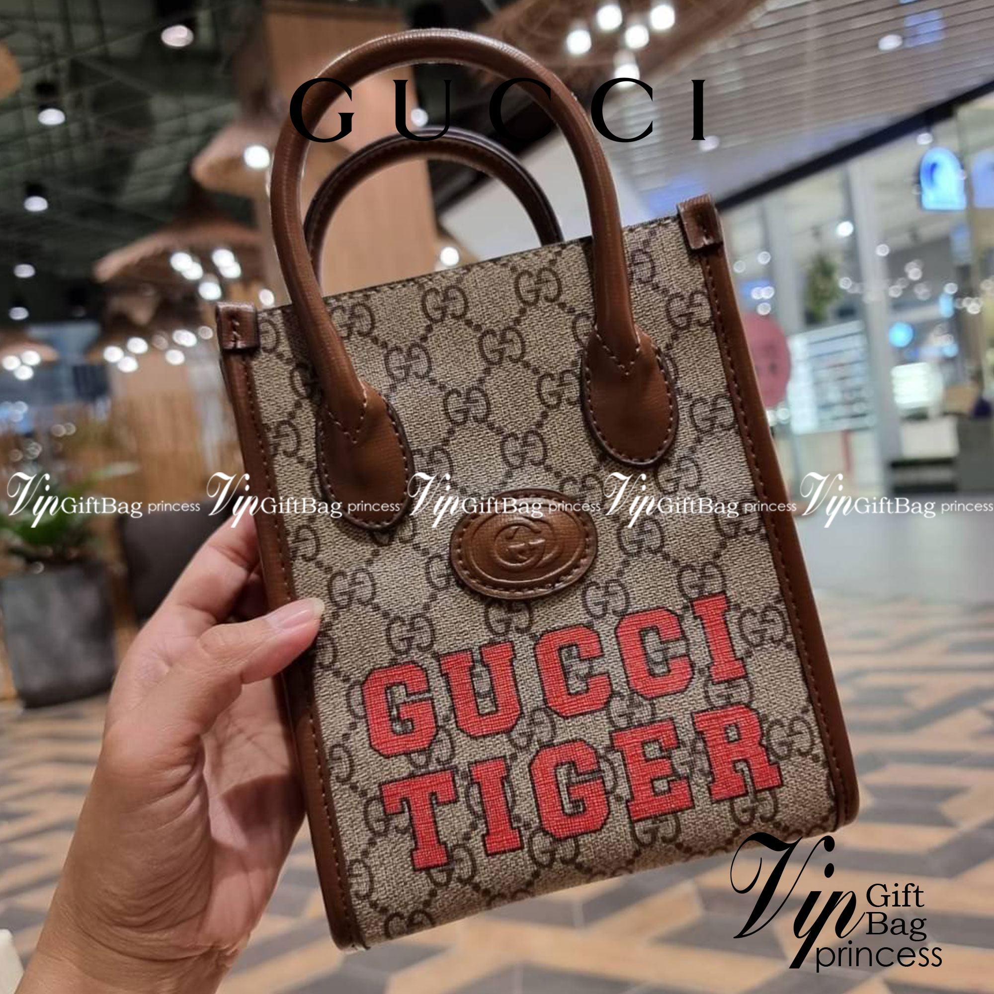 GUCCI Tiger GG mini tote bag ไซส์มินิ ร้อนแรงไฟลุก!! ต้อนรับปีเสืออย่างเป็นทางการ จัดให้แบบเลิศๆ กับกระเป๋าทรงโท้ท วีไอพีพรีเมี่ยมกิ๊ฟ ไซส์มินิ โดดเด่นด้วยฟอนท์ตัวใหญ่ สวยเอกลักษณ์ วัสดุหนังแคนวาสตัดขอบด้วยหนังแท้ ภายในเป็นช่องโล่ง ใส่ของจุกจิกได้ ใส่โทรศ