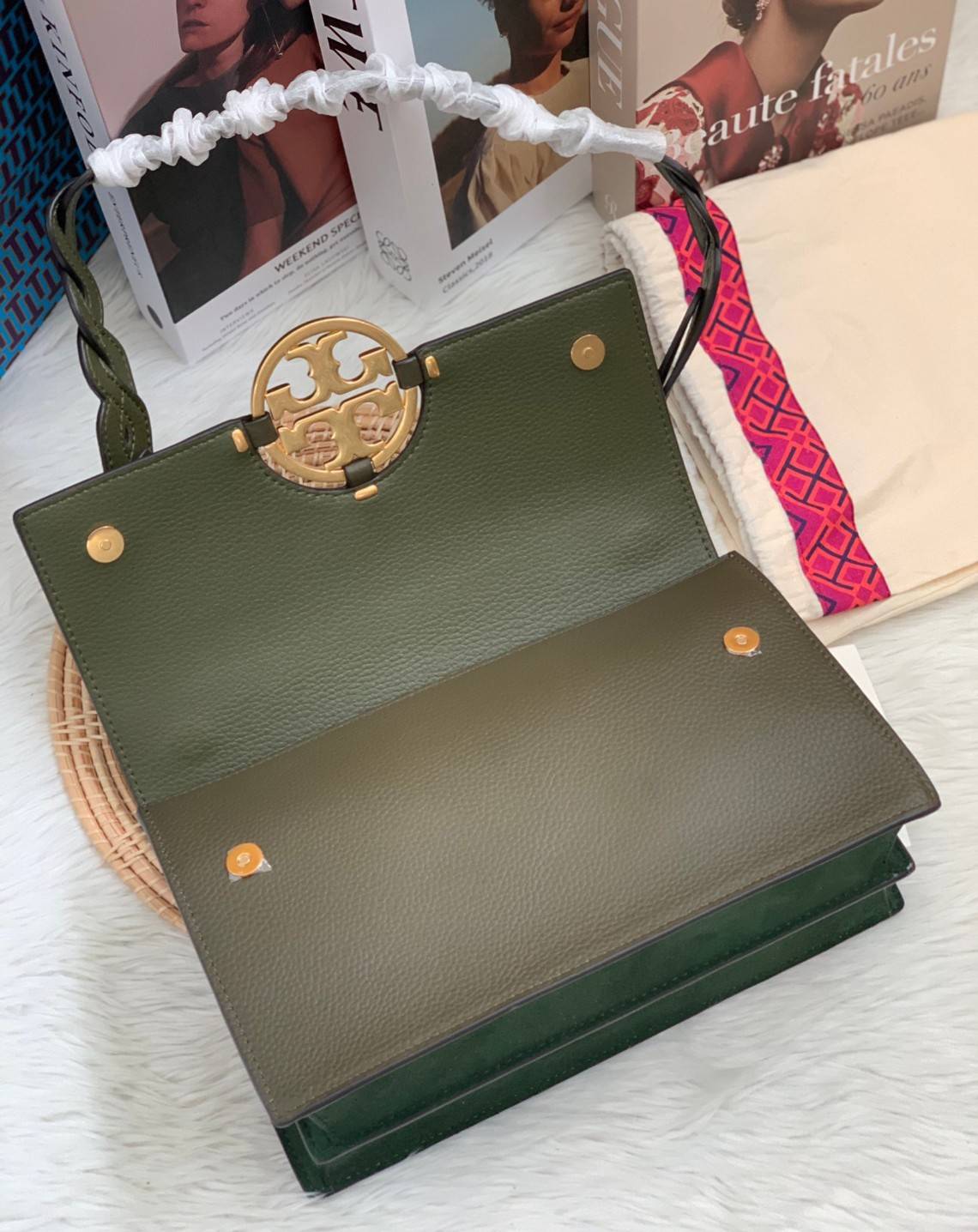 สวยจริงไม่จกตาจ้าา😘 TORY BURCH MILLER SHOULDER BAG BRAIDED STRAP LARGE ((81668)) พร้อมส่งที่ไทย! กระเป๋าหิ้วและสะพายไหล่ได้ในตัว หนังแท้ลายหนังสวยมากๆค่ะ ด้านหน้ามีอะไหล่โลโกแบรนด์ หรู สะพุดตาทีเดียว เปิดปิดกระเป๋าแบบฝาปิด ภายในมีช่องหลักใส่ของ2ช่