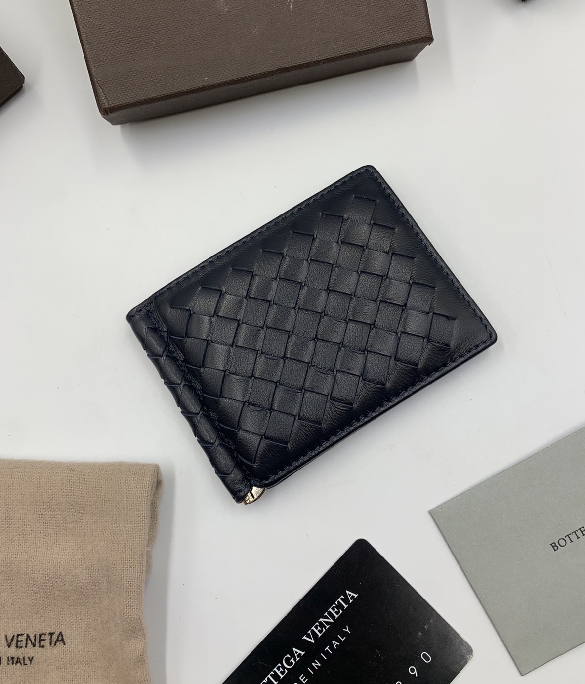 หนังแท้ BOTTEGA VENETA MONEY CLIP WALLET / BV Wallet / BV Men's Wallet พร้อมส่งที่ไทย กระเป๋าสตางค์ใบสั้น รุ่นคลาสสิกพร้อมคลิบโลหะ ที่หยิบมาใช้งานได้บ่อยที่สุด งานหนังลูกวัวแท้ทั้งใบ ใช้ทนทานได้นาน ใช้ทนทา