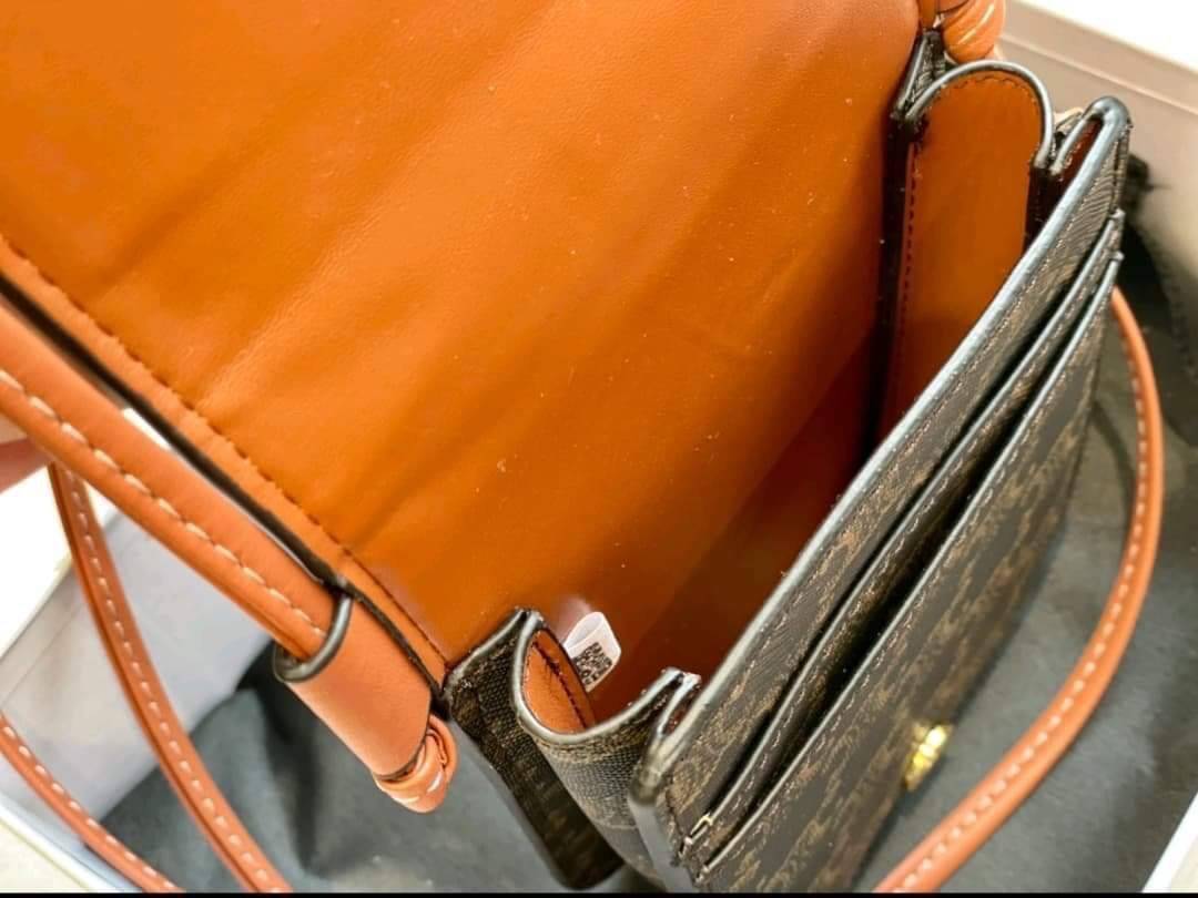 Celine Phone Pouch in Triomphe Canvas and Calfskin Tan / Celine phone bag กระเป๋าใส่โทรศัพท์เรียบหรู ด้วยลวดลาย Triompe ที่แสดงถึงความเป็นเอกลักษณ์ของแบรนด์ ช่องหลักที่มีความกว้าง สามารถใส่โทรศัพท์มือถือ ธนบัตร บัตรต่าง ๆ และของจุกจิกชิ้นเล็ก ๆ ได้แบบจุใจ