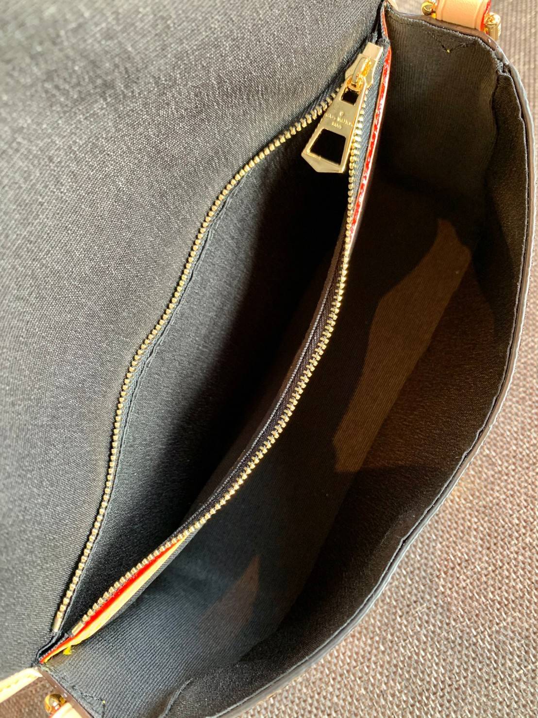 LOUIS VUITTON DIANE MONOGRAM พร้อมส่ง สุดคุ้ม! กับกระเป๋าLV พรีเมี่ยมกิฟ ตปท. หนังแท้ นิ่ม ทรงสวยมากๆค่ะ ((พื้นผิวหนังเป็นการขัดตามธรรมชาติจะมีรอยดำๆตรงขอบหนังนะคะ)) รุ่นนี้มาในลุคสวย หรู ดูชิล เพราะไม่ว่าลุคไหนๆก็เอาจริงๆจ้า! เปิดปิดกระเป๋าแบบกระดุมแม่เห