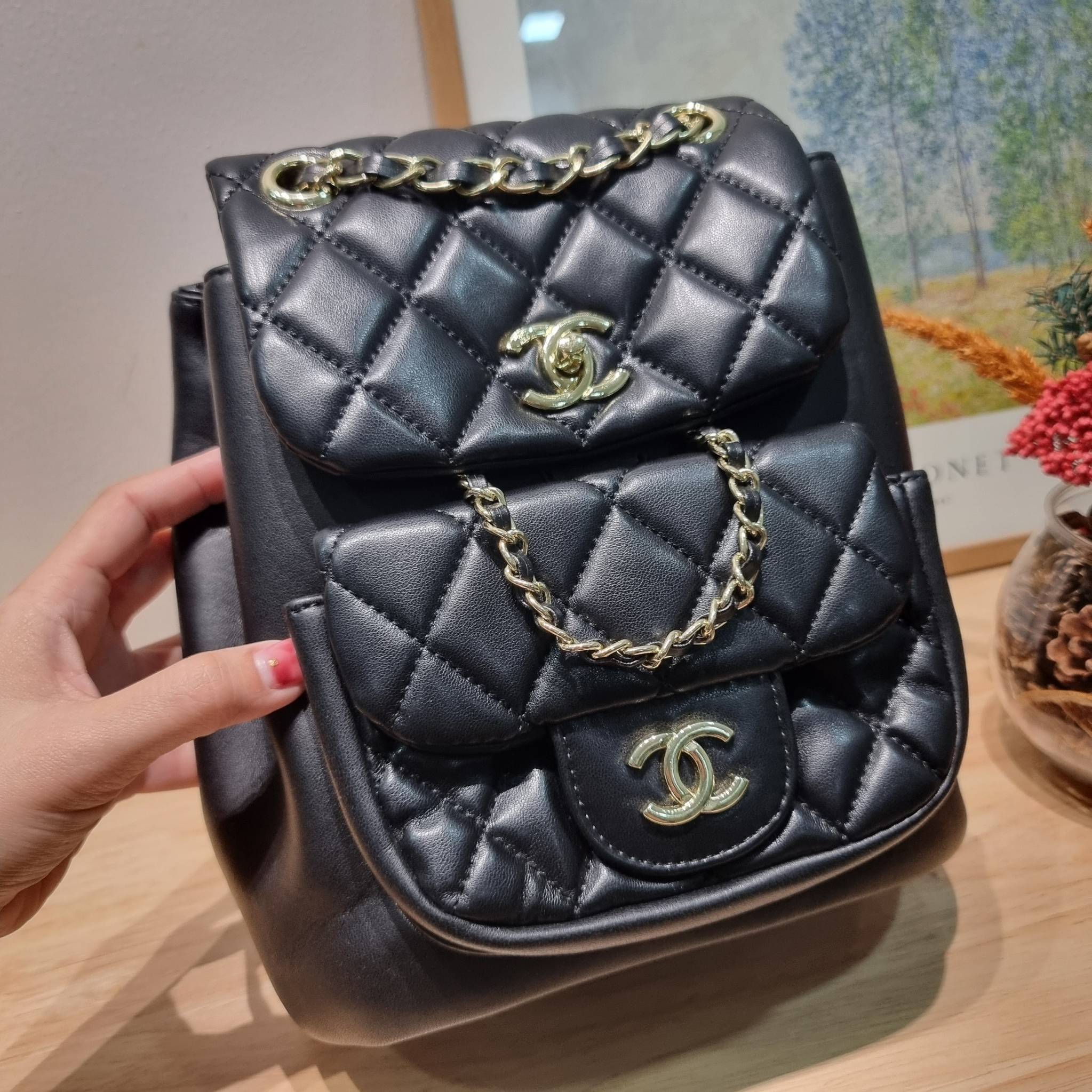 CHANEL duma backpack Black กระเป๋าเป้ ไซส์น่ารัก รูปทรงทันสมัย วัสดุหนังแกะสัมผัสนิ่ม ดีเทลความสวยมากมาย