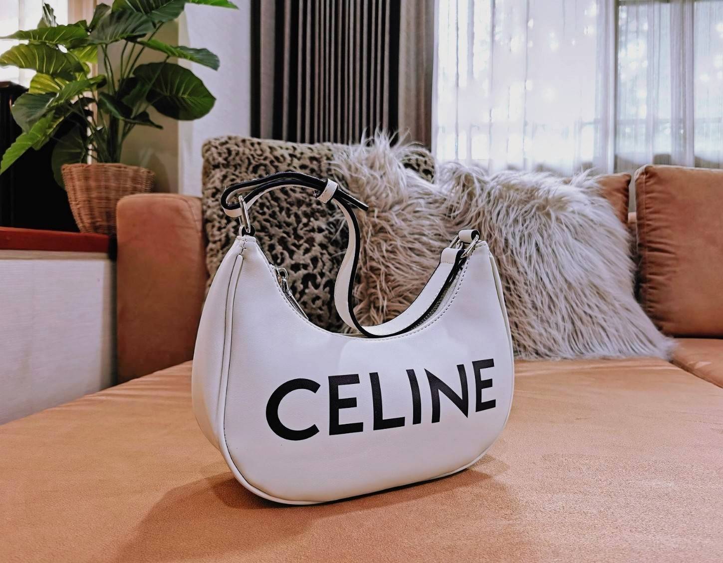 CELINE SHOULDER BAG VIP GIFT WITH PURCHASE (GWP) พรีเมี่ยมกิ๊ฟ Limited Edition จาก CELINE HAUTEPARFUME DUTYFREE COUNTER ดีไซน์ยอดนิยมหนังนิ่มสวยอยู่ทรงเปิดปิดด้วยซิปอะไหล่เงิน ภายในโล่งกว้างมีช่องเล็กสามารถใส่มือถือกระเป๋าสตางค์ใบยาวของใช้ได้จุ หูหิ้วหนัง