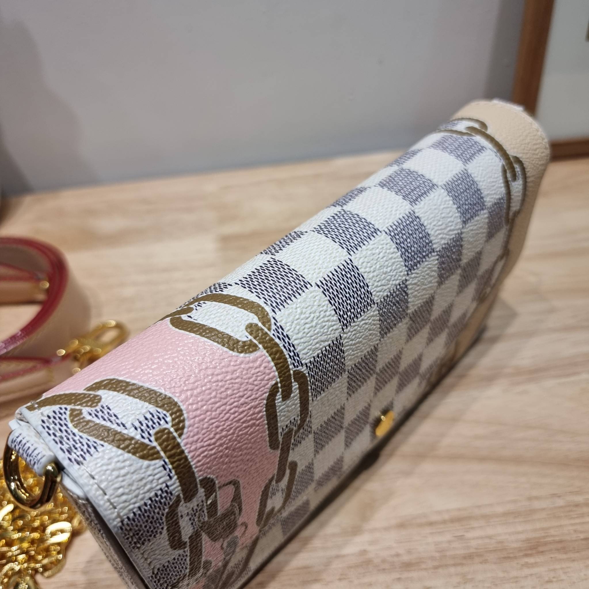 LV Felicie Pochette Damier Azur Canvas - Wallets and Small Leather / LV DAMIER AZUR POCHETTE WITH NAUTICAL PRINT เป็นหนึ่งคอลใหม่ที่มอบสีสันสดใสรับ summer ได้ดี กับกระเป๋าสะพายทรงพอช ดีไซน์ออกมาให้ใช้งานได้หลากหลาย