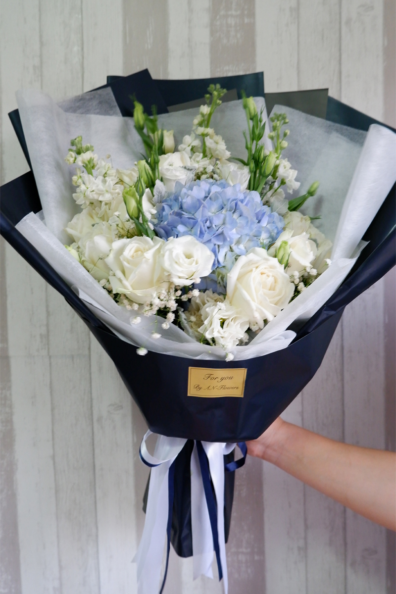 ช่อดอกไม้ ช่อกุหลาบขาวไฮเดรเยียฟ้า ช่อใหญ่