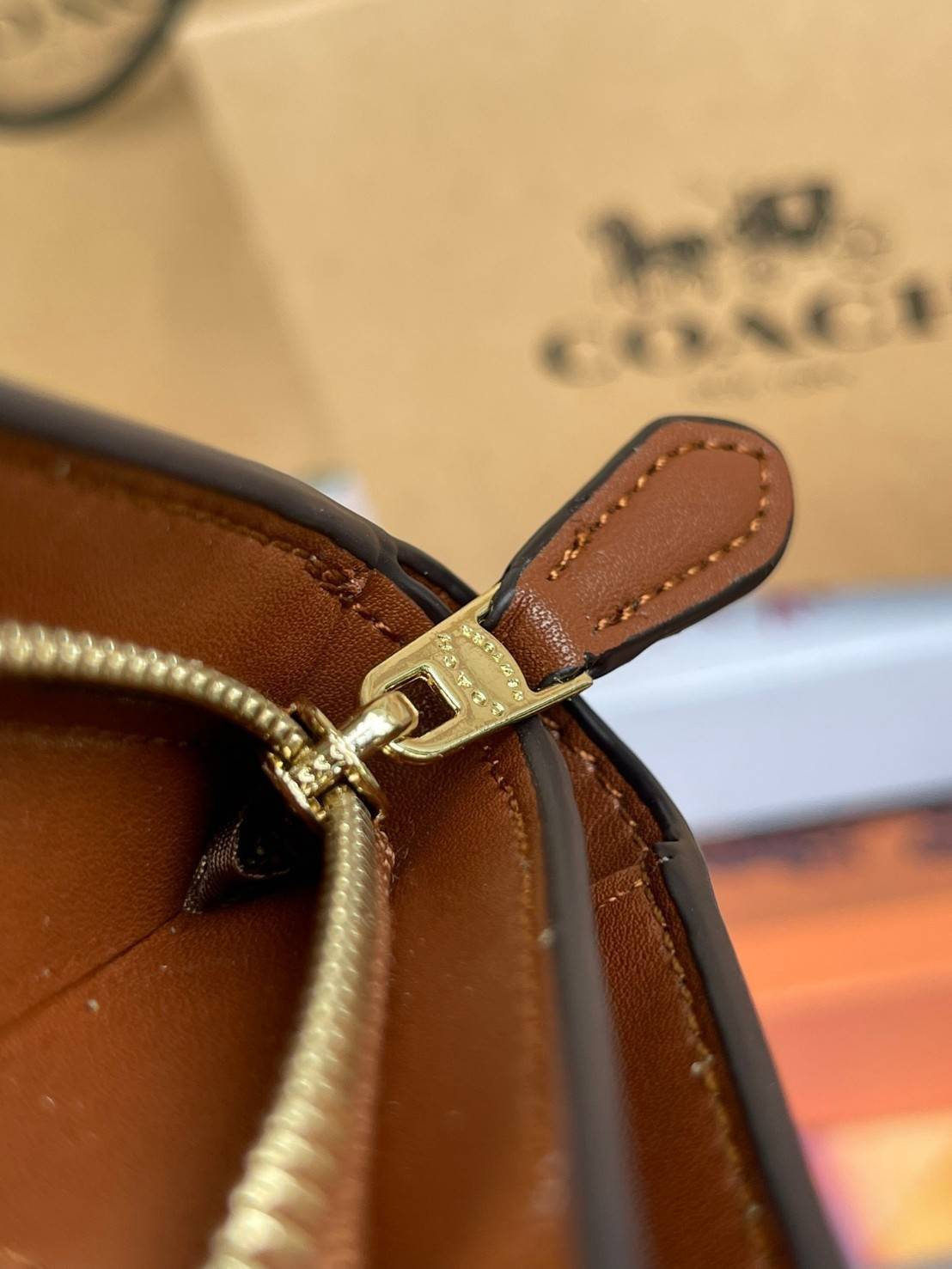 COACH MEDIUM CORNER ZIP WALLET IN SIGNATURE CANVAS กระเป๋าสตางค์ขนาดกลางที่ถือว่าเป็นไอเทม Must Have ของทุกเพศทุกวัยที่ต้องพกติดตัวไว้ตลอดเวลา เพราะนอกจากจะช่วยจัดเก็บเงิน บัตรประชาชน บัตรเครดิตและต่าง ๆ ให้เป็นระเบียบเรียบร้อยยังต้องคำนึงถึงประโยชน์ใช้สอ