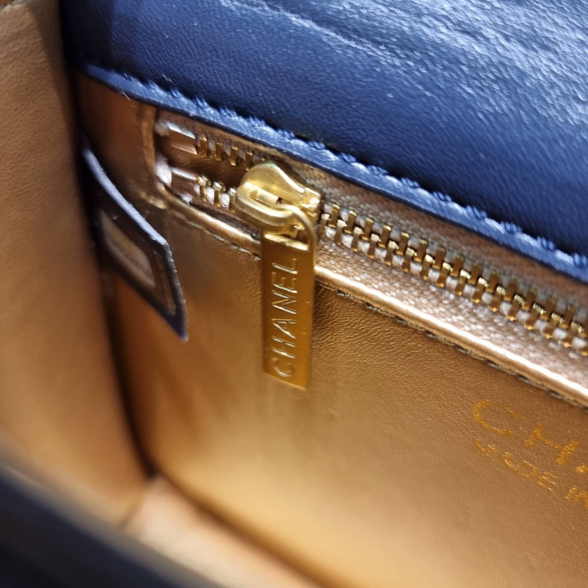 Chanel tweed mini flap bag / Chanel mini top handle กระเป๋าสะพายงานผ้าทวิตเอกลักษณ์เฉพาะของแบรนด์ งานสวยเป๊ะ มาพร้อมสายยาวถอดออกถือสวยๆเริ่ดๆ คิวท์มาก!! ดีเทลน่ารักเพียบ!!