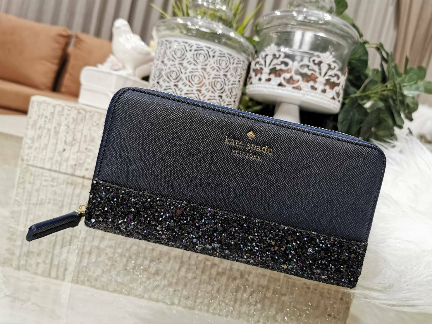 KATE SPADE NEW YORK GLITTER LONG WALLET กระเป๋าสตางค์ใบยาวรุ่นใหม่ล่าสุดจาก KATE SPADE FACTORY หนัง SAFFIANO ตัด Gitter วิ้งๆสวยหรูอยู่ทรงตามคอนเซปคอลเลคชั่นใหม่ เปิดปิดด้วยซิปรอบด้านหน้ามีโลโก้สวยเรียบหรูภายในมีโลโก้ ช่องซิปกลาง ช่องใส่บัตรหลายช่อง สามาร