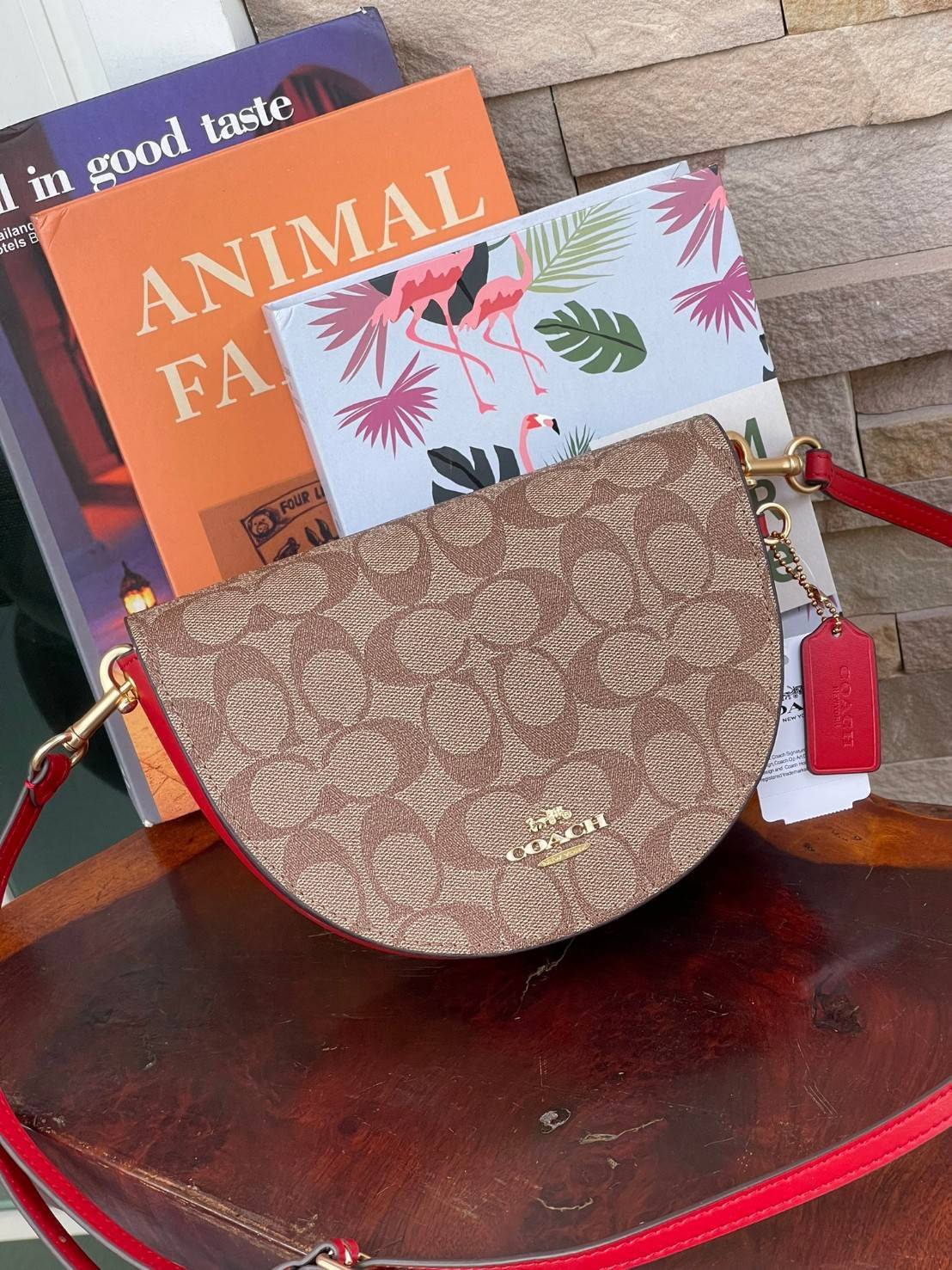 พร้อมส่งที่ไทยครบทั้ง6สีค่ะ 😘 Coach Ellen Crossbody In Signature ((C1432)) กระเป๋าทรงฮาฟมูนรูปทรงคลาสสิก ออกแบบให้มีลักษณะโค้งมน ไม่ดูเป็นทรงแข็งจนเกินไป ดีไซน์และสีของกระเป๋ายังเรียบง่าย เข้าได้กับทุกชุด สะพายครอสบอดี้ร์//สะพายข้าง หรือถือแบบคลัท