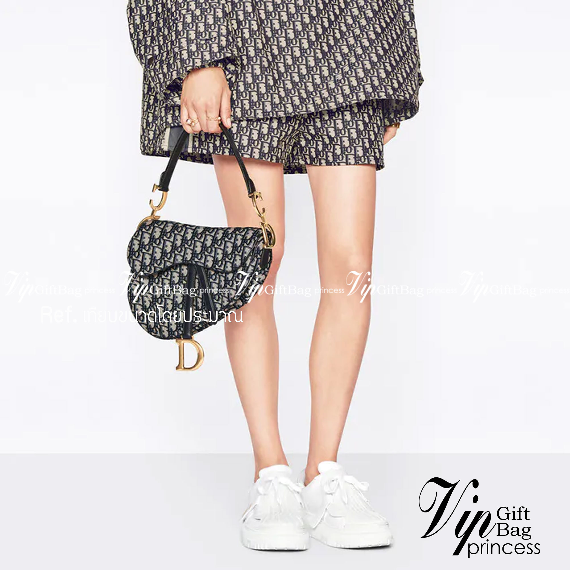 DIOR Saddle Bag Oblique Embroidery กระเป๋ารุ่นยอดนิยม ตามแบบฉบับแบรนด์ งานผ้าแจ็คการ์ดลาย Oblique ลูกเล่นห้อยด้วยตัวอักษร D ตรงหูหิ้วมีกิมมิค CD สีทอง มาพร้อมสายสะพายครอสบอดี้ เรียกว่าจะถือก็ปั้วะ จะสะพายก็ปังไม่ไหว เก็บทุกรายละเอียดงานเป๊ะมากค่ะ