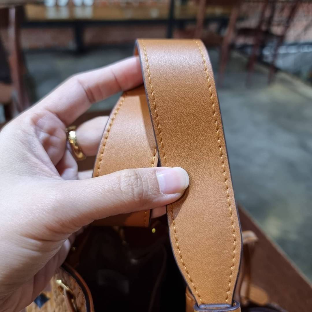 M.C.M X-MINI ZOO RABBIT BUCKET BAG IN VISETOS ใหม่ล่าสุด ฮิตมากที่เกาหลี ไอเท็มสุดคิ้วท์ ซิกเนเจอร์ต้องมา กระเป๋าสะพายทรง bucket ไซส์เล็กขนาดน่ารักน่าใช้มากๆ ดีไซน์น้องกระต่ายด้านหน้าโดดเด่น วัสดุหนังแคนวาสคุณภาพดี