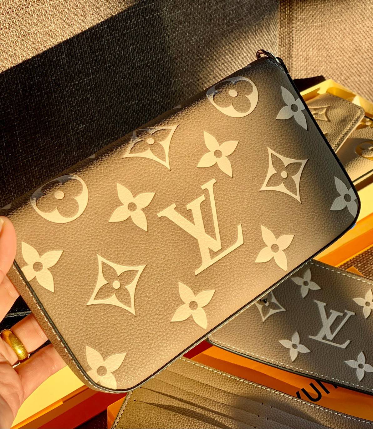 VIP 】Louis Vuitton Pochette Felicie ใบจริงหนังสวยมากๆค่า! ✔️กระเป๋าแบบคลัท มีสายสะพายโซ่มาให้ด้วยค่ะ ✔️หนังแกะสังเคราะห์อย่างดี ลายหนังสวย ปั้มลายแบรนด์ทั้งใบ ✔️รุ่นนี้มาพร้อมกระเป๋าเล็ก สำหรับใส่บัตรได้1ใบ//ใส่ธนบัตรแบบมีซิปรูดอีก1ใบ