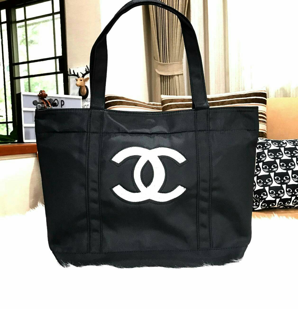 Must Have! Chanel Satin Shopping Bag กระเป๋าสะพายทรง Shopping Bag พรีเมี่ยมกิ้ฟ Limited Edition ของแท้ 100% นำเข้าจาก Chanel Perfume Counter ใบใหญ่วัสดุ SATIN ประดับคริสตัลสีดำโลโก้ CC สุดคลาสสิค ซับใน Polyester 100% เปิดปิดด้วยกระดุมแม่เหล็ก น้ำหนักเบา จ
