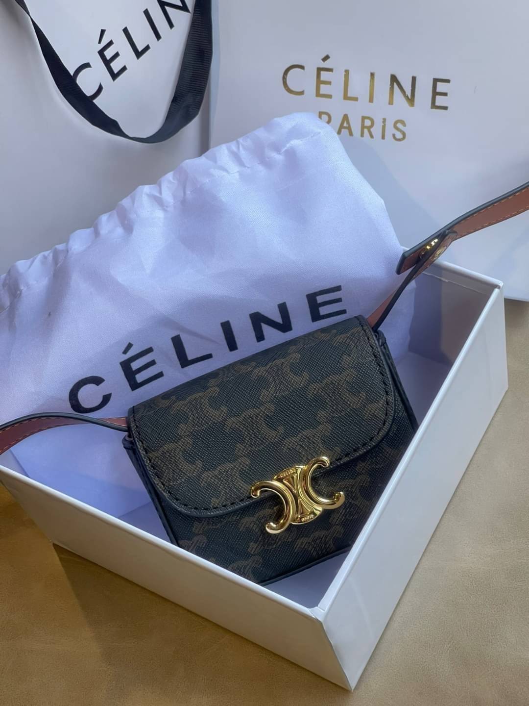 CELINE MINI TRIOMPHE IN TRIOMPHE CANVAS กระเป๋ามินิทรงชิค ดีไซน์รูปกล่องสุดแสนมินิมอล สามารถสะพายแบบ Crossbody และยังเป็น Belt Bagได้อีกด้วย วัสดุแคนวาสลาย Triomphe แบบไม่มีตกยุค ด้านหน้าโดดเด่นด้วยโลโก้สีทอง เป็นอีกหนึ่งตัวเลือกให้คุณเลือกสะพายในชีวิตประ