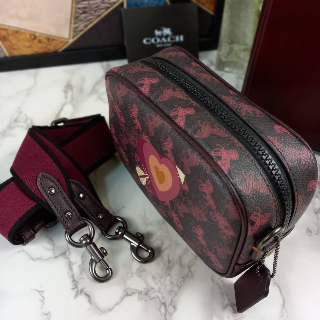 COACH Camera Bag 26, rainbow-red pattern COACH Camera Bag 16 With Horse And Carriage Print and Heart OXBLOOD (F79369 F88264) 🍁น่าใช้มากมาย รุ่นนี้มาพร้อมสายสปอร์ตใหญ่ ถอดเก็บได้ ปรับระดับได้ หนาแน่น ทนทาน จุของได้เยอะพอสมควร //วัสดุแคนวาส