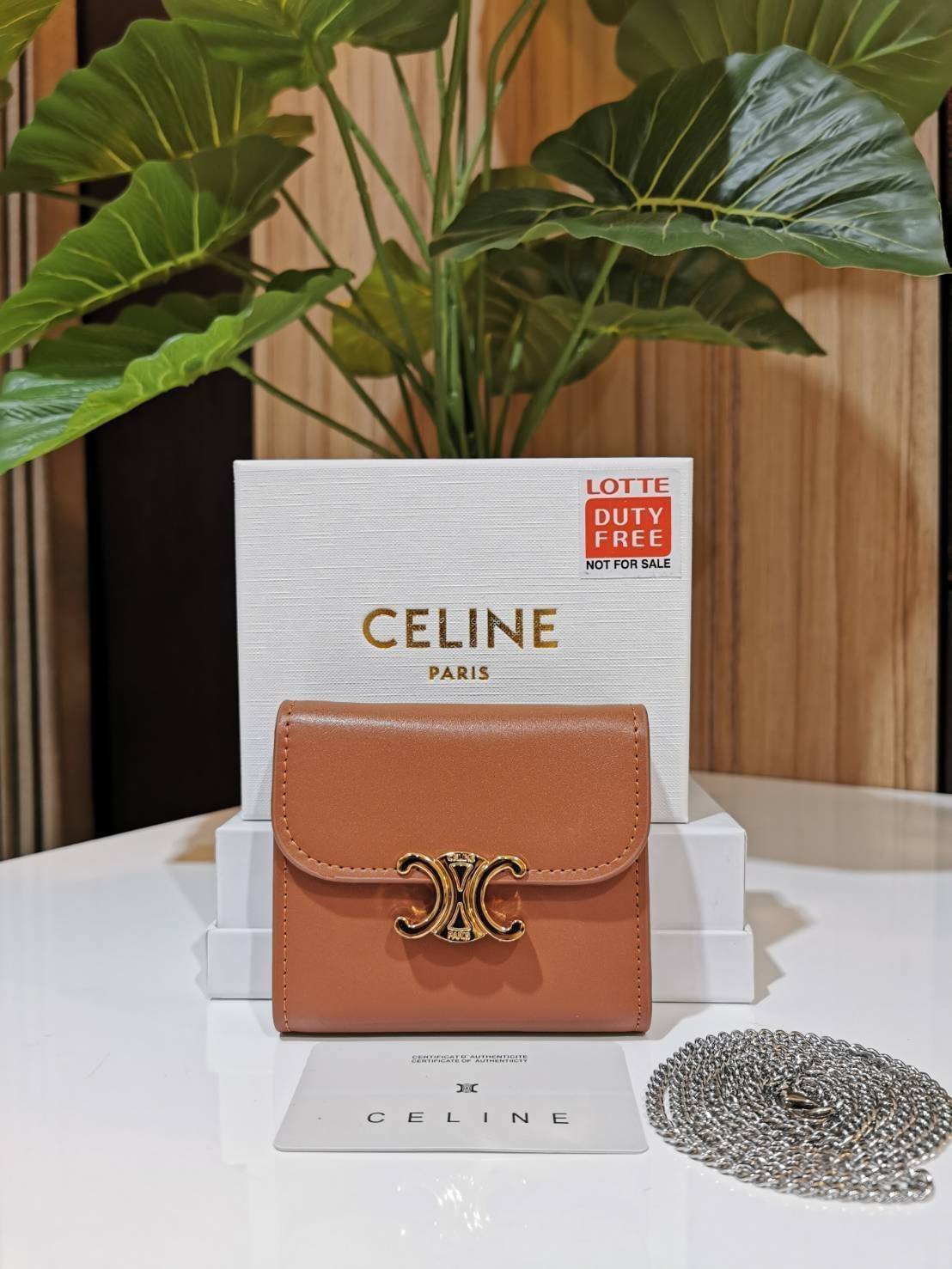 CELINE SHORT WALLET VIP กระเป๋าสตางค์ซีลีน หนังเรียบสวยอยู่ทรงมีโลโก้ด้านหน้าเปิดปิดด้วยฝาพับกระดุม ภายในมีช่องแบ่งหลายช่อง มีช่องใส่บัตรหลายช่อง ช่องใส่เหรียญ ช่องใส่ธนบัตร ใส่แบงก์พันได้เหมือนกระเป๋าสตางค์ยาวไอเท็มแนะนำ ล๊อตพิเศษ!! แถมสายโซ่สามารถสะพายไ