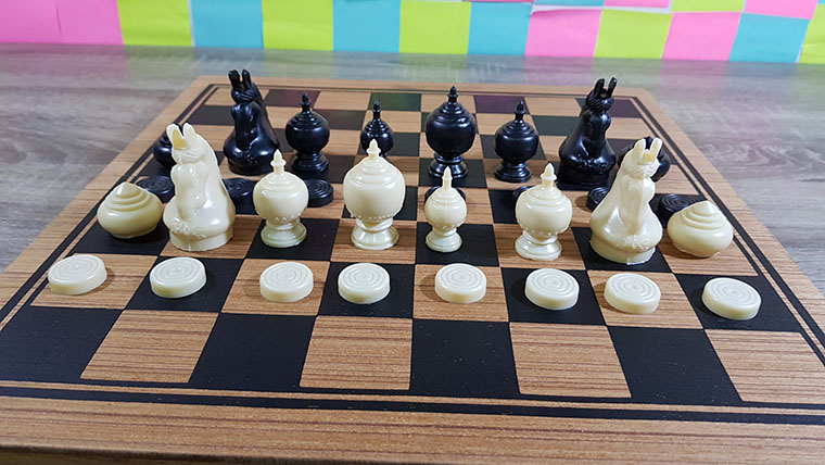 ชุดหมากรุกไทยตัวพลาสติกกระดานไม้พับช่องถมดำ