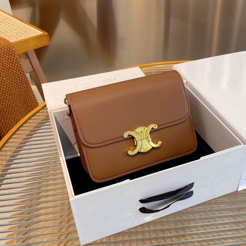 พร้อมส่ง 2 สี 2ขนาด NEW!! CELINE SHOULDER BAG VIP GIFT WITH PURCHASE (GWP) พรีเมี่ยมกิ๊ฟ Limited Edition จาก CELINE HAUTEPARFUME DUTYFREE COUNTER วัสดุหนังแท้ **เงาสวยมาก ทรงกล่องอยู่ทรง ขนาดกะทัดรัด เปิดปิดด้วยตัวล้อคแบรนด์สีทอง ภายในมีช่องใส่ของโล่ง สาม