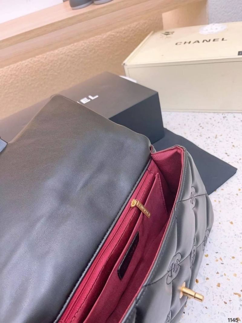 Chanel Flap Bag กระเป๋าสะพายทรงคลาสสิกดีไซส์เป็นเอกลักษณ์ที่ ปั้มโลโก้แบรนด์ที่ตัวกระเป๋า สวยเด่นชัด มาพร้อมสายสะพายโซ่สลับหนังเส้นใหญ่ ทนทาน ดูแพง ชวนสะสม ตอบโจทย์ได้ดีกับทุกสไตล์