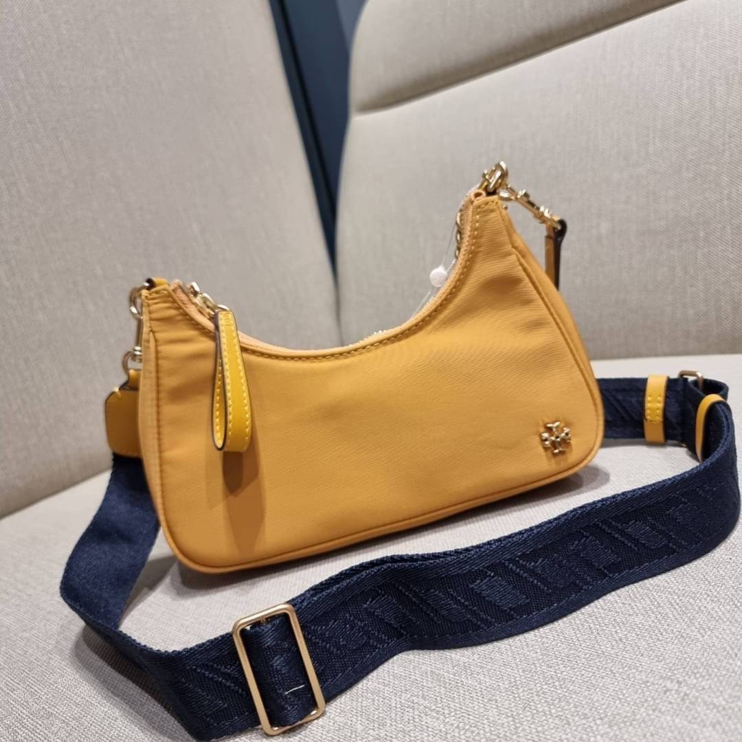 TORY BURCH MERCER NYLON SMALL SHOULDER BAG ใหม่ก่อนใคร!! กับคอลหวานๆ สดใสๆ กระเป๋าสะพายทรงโฮโบ ขนาดกะทัดรัด ฟังก์ชั่นการใช้งานจัดแบบเต็มที่ ด้วยสายสะพายถึง 3 เส้น สายโซ่คล้องแขน สายหนังแบบสั้นคล้องไหล่ และสายสปอร์ตเส้นใหญ่ ดูดี!! คุ่มแค่ไหนคิดดู!! วัสดุผ้