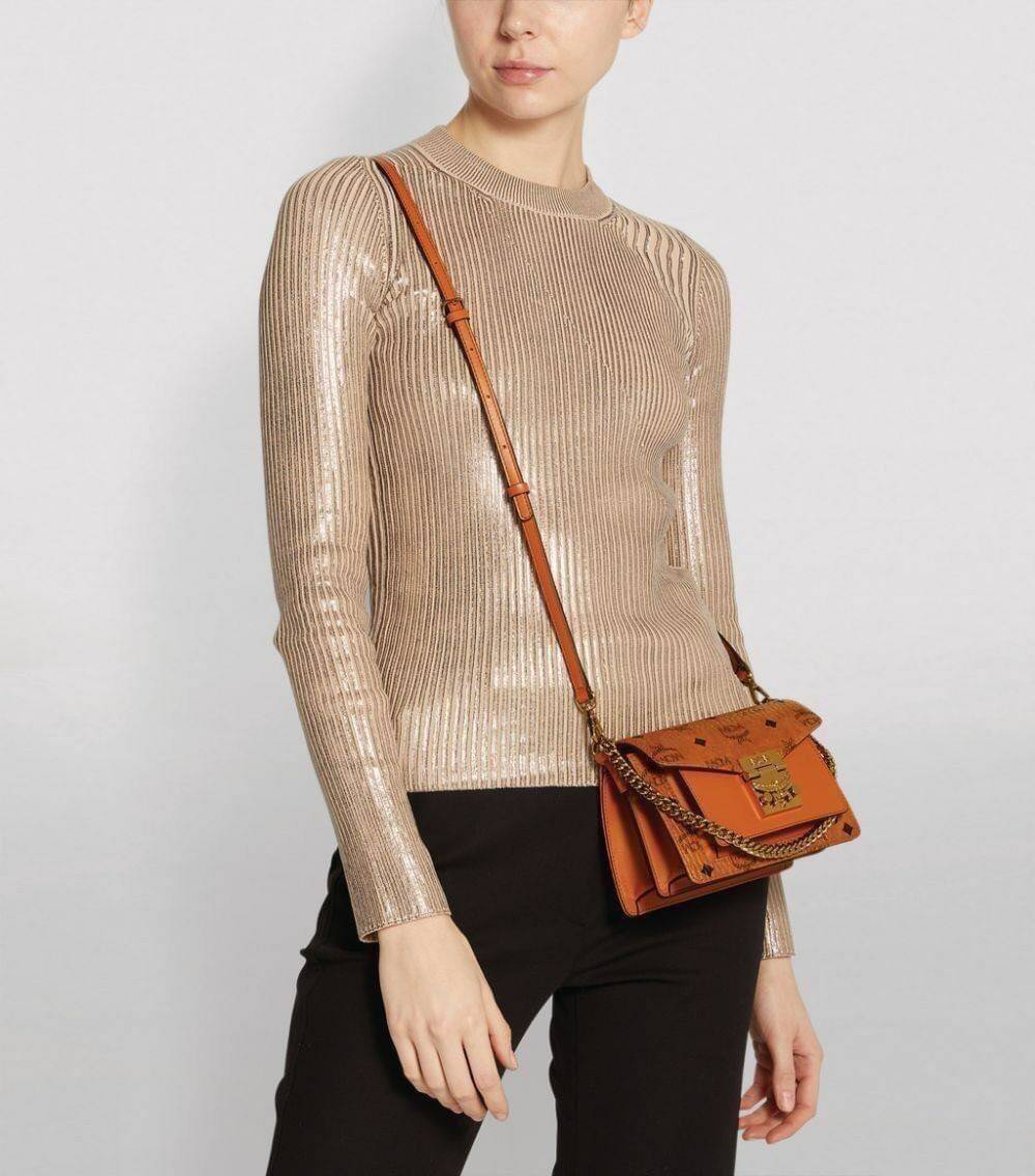 M.C.M MINI PATRICIA CROSSBODY IN VISETOS กระเป๋าสะพายไซส์มินิ เล็กๆแต่ดีเทลยิ่งใหญ่!! เป็นอีกหนึ่งรุ่นที่หรูเกินตัว ด้วยดีไซน์และขนาดพอเหมาะ สาวๆต้องปลื้มแน่นอนใบนี้ วัสดุหนังแคนวาสคุณภาพดีสลับหนังแท้ เปิด-ปิดด้วยตัวกดล็อคอะไหล่ทองสุดหรู ภายในเป็นหนังกลับ