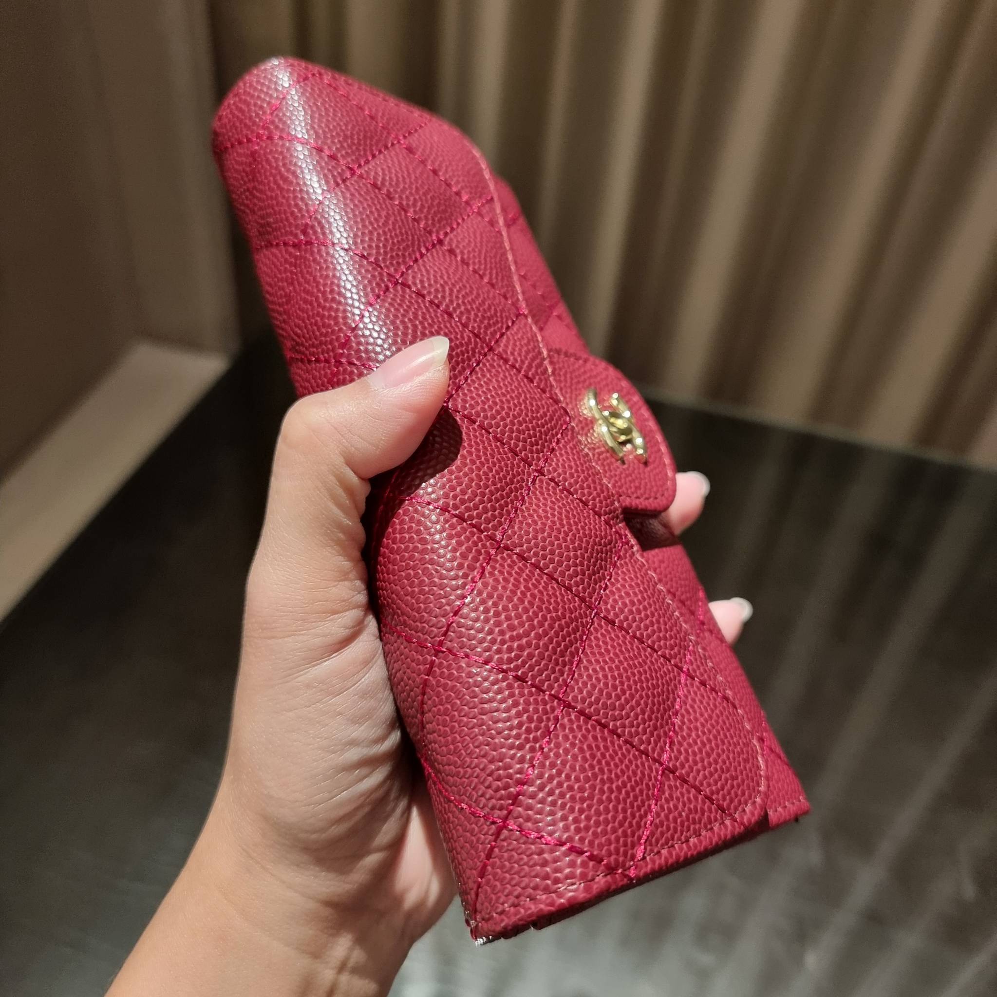 VIP 】กระเป๋าสตางค์ใบยาวรุ่นฝาพับที่ถามหากันมากที่สุด!! สวยรับทรัพย์จาก Chanel วัสดุหนังลายคาร์เวีย ลุคผู้ดีที่สุด เปิด-ปิดด้วยกระดุมแม่เหล็ก ภายในกระเป๋ามีช่องใส่บัตรได้เยอะ ใส่ธนบัตร ใส่เหรียญได้ มีช่องซิปแยกอีกหนึ่งช่อง ดีไซน์เรียบหรูดูคลาสสิค!! สาวๆห้า