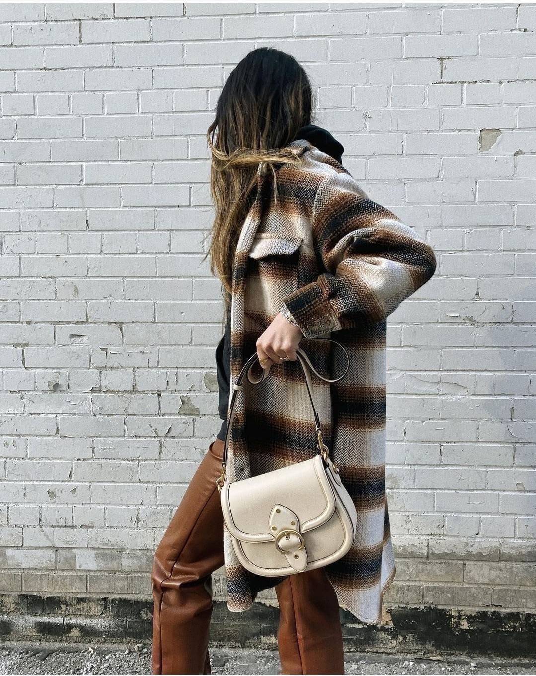 COACH C0749 BEAT SADDLE BAG The best item! ที่สาวๆรอคอย! ฮอตไฟลุก! สีหายาก ละมุนคุณหนู คอลเลคชั่นใหม่ ดีไซน์หรูหรา พิเศษมากๆมาพร้อมสายสะพาย 2 เส้น ใช้คู่กันหรือแยกสะพายก็สวยครบสูตร กระเป๋าสะพายทรง saddle คลาสสิค วัสดุหนัง glove-tanned ทนทาน เปิด-ปิดด้วยกร