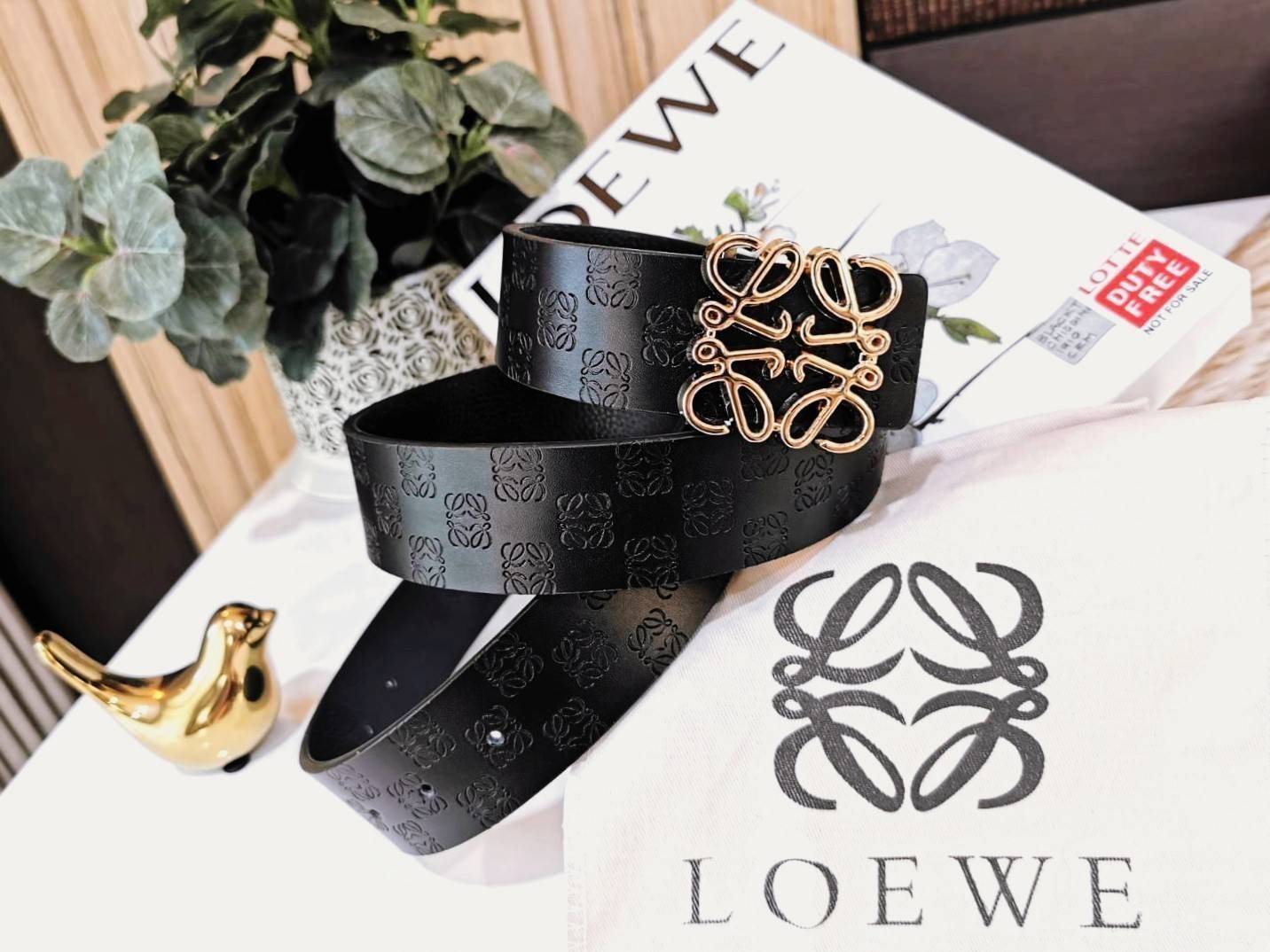 Loewe Logo Leather Belt VIP Gift With Purchase (GWP) วัสดุ Calfskin ปั๊มโลโก้แบรนด์สวยหรูดูดี หัวเข็มขัดโลโก้แบรนด์ 3D อะไหล่ทองตัวสายปรับระดับได้ ดีไซน์เรียบหรูคลาสสิคเข้ากับทุกลุ๊ค ใช้ได้ทั้งชายและหญิงค่ะ ไอเท็มแนะนำสวยน่าใช้น่าสะสม เหล่าสาวก Loewe GWP 