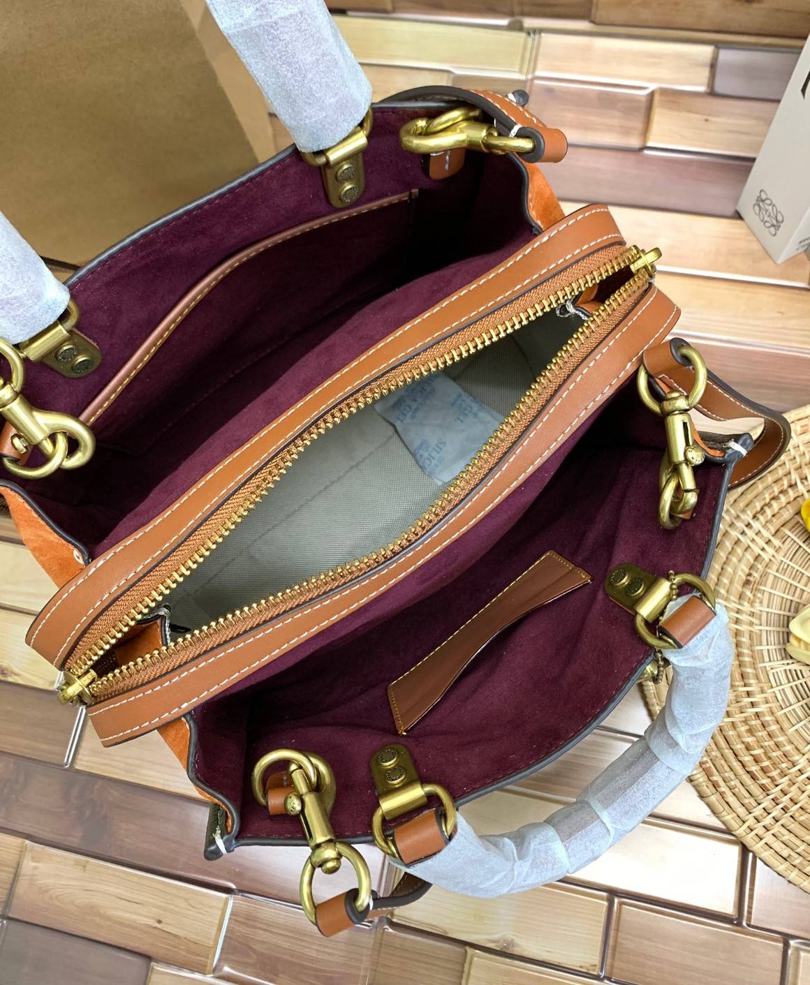 สวยตามซุปตาร์ตัวแม่กันเลยจร้า! COACH ROGUE 25 IN COLORBLOCK((C5575)) 📣พร้อมส่งที่ไทย บอกเลยหลงรักในคุณภาพของหนังแน่นอน! สวยไปกับงานคุณภาพ กระเป๋าหิ้ว//สะพายไหล่//สะพายข้างได้ ทำจากหนังชั้นดีที่สุด จะมีความนิ่มและพองตัวได้สวยงาม ตัดขอบหนังกลับด้านข