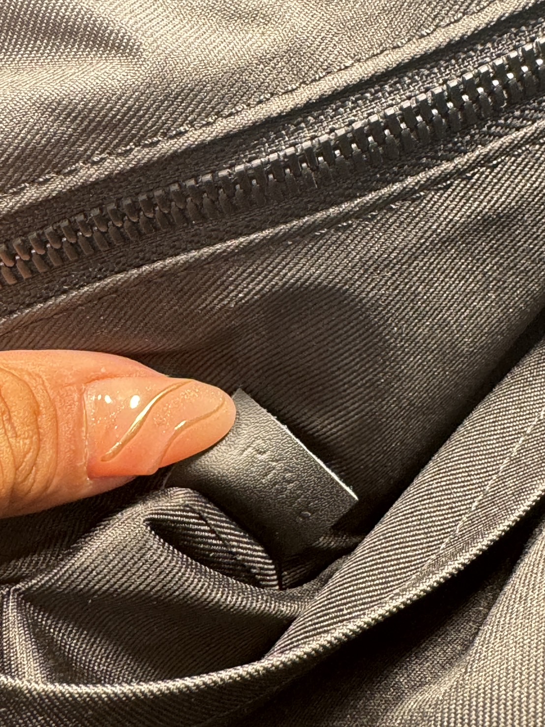 LV Christopher MM Backpack กระเป๋าเป้สะพายหลังขนาดกลาง สีดำเต็มใบสวยคลาสสิก ปั้มลายโมโนแกรม ตอบโจทย์การใช้งานด้วยช่องกระเป๋าด้านข้าง 2 ช่อง ดีไซน์กระดุมกดและสายรูดเพิ่มความปลอดภัยในการพกพาสิ่งของด้านใน