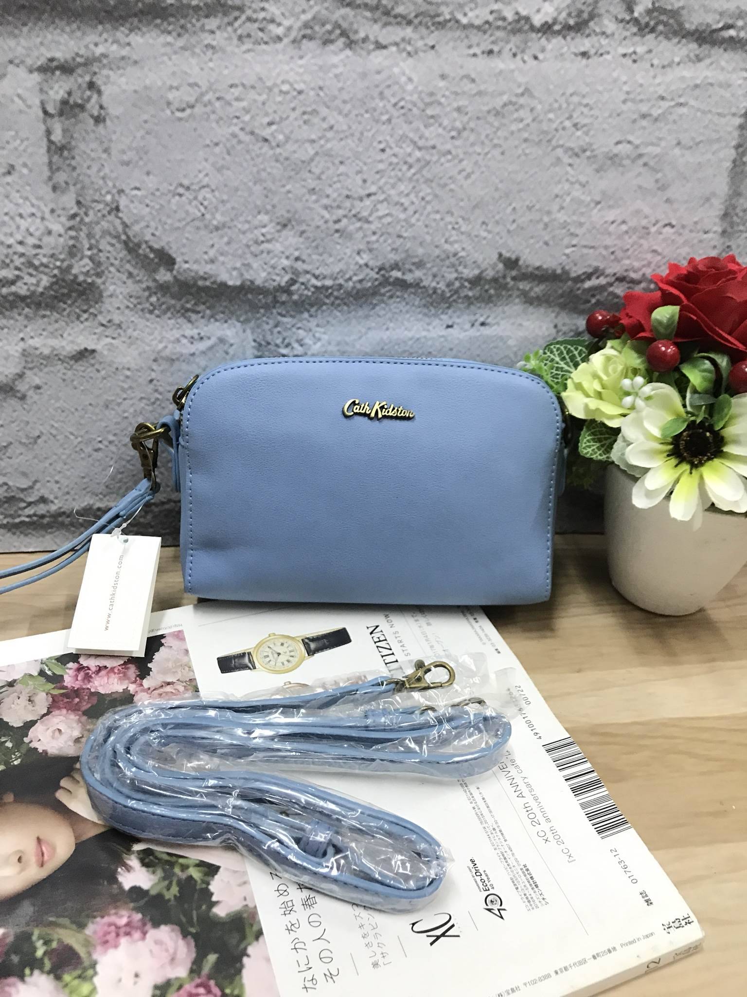 CATH KIDSTON MINI LEATHER DOUBLE ZIP BAG Restock !!รุ่นขายดีอีกรุ่น วัสดุหนังpu เป็นกระเป๋าคล้องมือหรือสะพาย Cross Body หนังเรียบอยู่ทรงสวยขนาดมินิน่ารักกำลังน่ารัก เปิดปิดด้วยซิป 2 ช่อง หัวซิปหนังแท้ปั้มโลโก้ ด้านหน้าประดับอะไหล่โลโก้แบรนด์ ภายใน Cotton 