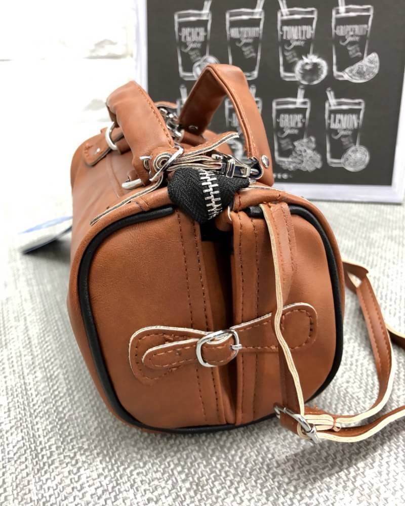 Adidas mini shoulder bag and messenger bag 2018 พร้อมส่ง กระเป๋าสะพายข้างแนว Sport วัสดุ pu หนังนิ่ม น้ำหนักเบาค่ะ ใช้ได้ทั้งด้านหน้าและหลังค่ะ ตัวกระเป๋าสกรีนโลโก้แบรนด์ เปิดปิดกระเป๋าแบบซิป ภายในโล่ง กว้างสามารถใส่มือถือได้ กระเป๋าสตางค์ใบเล็กได้ หรือขอ