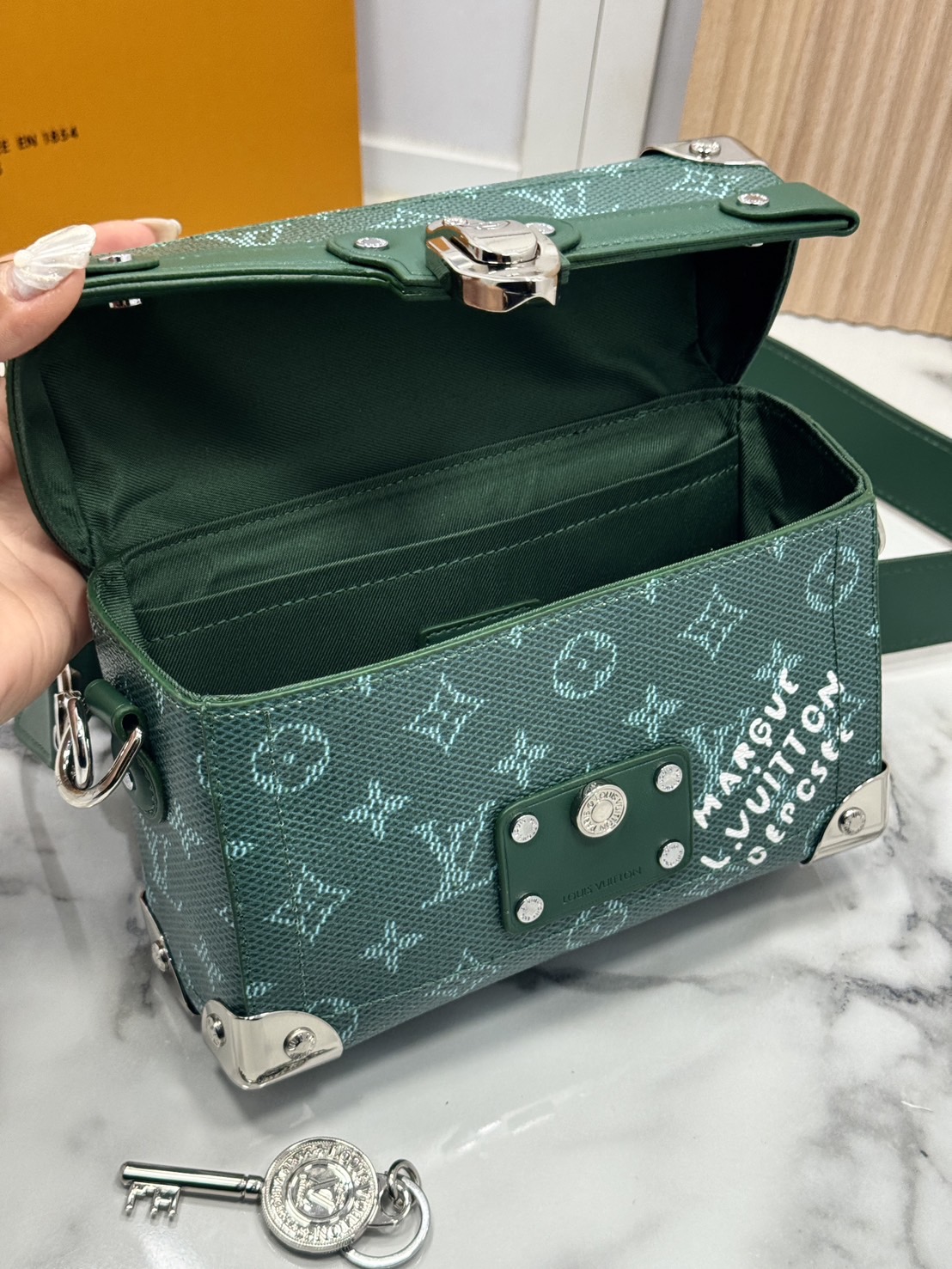 LV Soul Trunk Monogram Heritage Canvas Bag กระเป๋าสะพายทรงกล่องสีเขียวสดใส รุ่นใหม่สุดไอคอนิก มาพร้อมชาร์มห้อยรูปอุ้งเท้าน้องหมาน่ารักโดดเด่นน่ารักมากๆ สะพายข้างชิคๆ พร้อมตอบรับได้ทุกลุค ทุกสไตล์ไปเลยจ้า