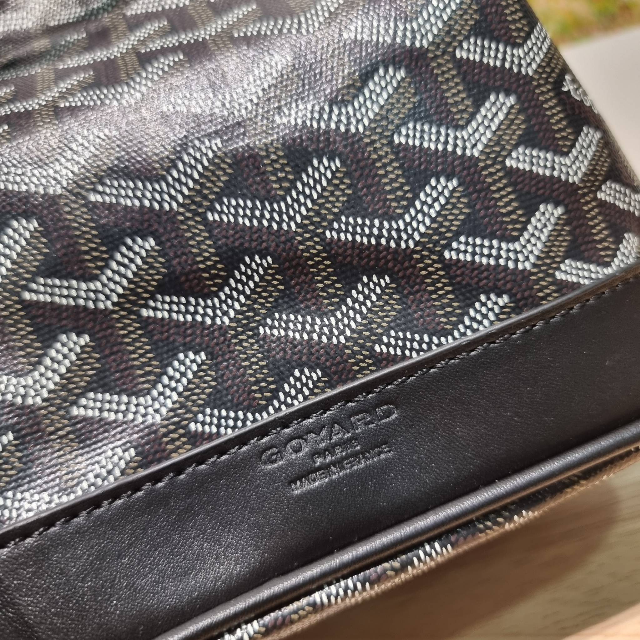 GOYARD PETITE FLOT BUCKET BAG กระเป๋าสะพายทรงบัคเก็ต ที่ดีไซน์สะดวกต่อชีวิตมาก รูปทรงคลาสสิค ดีไซน์เป็นเอกลักษณ์ สดใสทุกสี ดูผู้ดีในตัว วัสดุหนังแคนวาสพิมพ์ลายสวยคม ปากกระเป๋ารูดเปิด-ปิดได้ตามชอบ ภายในเป็นช่องโล่ง ใส่กระเป๋าสตางค์ มือถือ ได้ครบถ้วน มาพร้อ