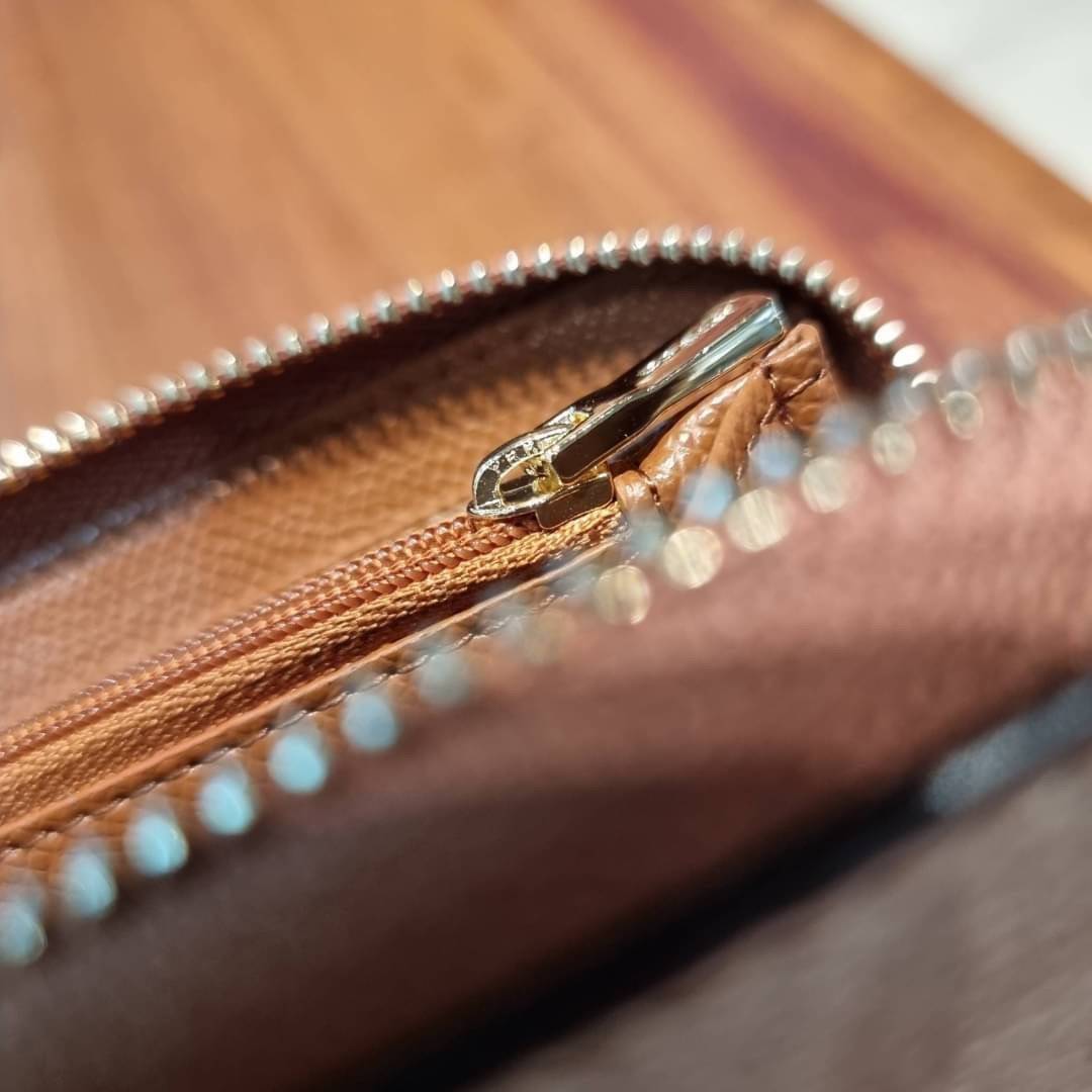 COACH ACCORDION ZIP WALLET IN SIGNATURE CANVAS WITH DAISY BUNDLE / MEADOW PRAIRIE / SPACED WILDFLOWER / DAISY BUNDLE PRINT C0033/F31778/69832 กระเป๋าสตางค์ใบยาว ลวดลายน่ารักน่าใช้มากๆ พื้นเป็นลายซีเอกลักษณ์ วัสดุหนังแคนวาสเคลือบลาย เปิด-ปิดด้วยซิปรอบ ใส่ม