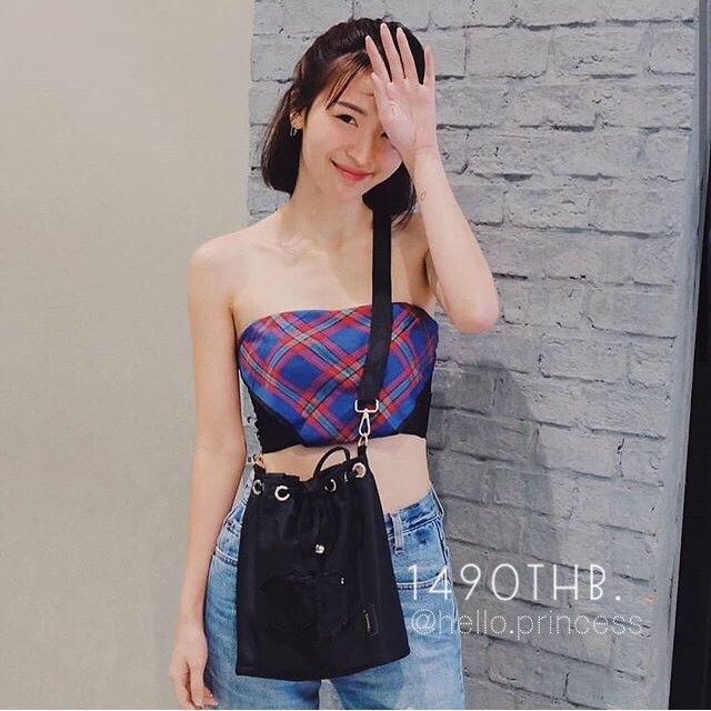 Chanel Drawstring Cross-body Bag (2017) วัสดุ (Material) : Nylon กระเป๋าจากแบรนด์ chanel รุ่นใหม่ปี 2017 มาแล้วค่า ไม่ต้องบรรยายดูจากรูปได้เลย สวยมาก ได้ลุคคุณหนูมากกก ตรงอะไหล่ทองปั๊มโลโก้ อย่างดี เป็นทรงกระดุมแม่เหล็กค่ะ