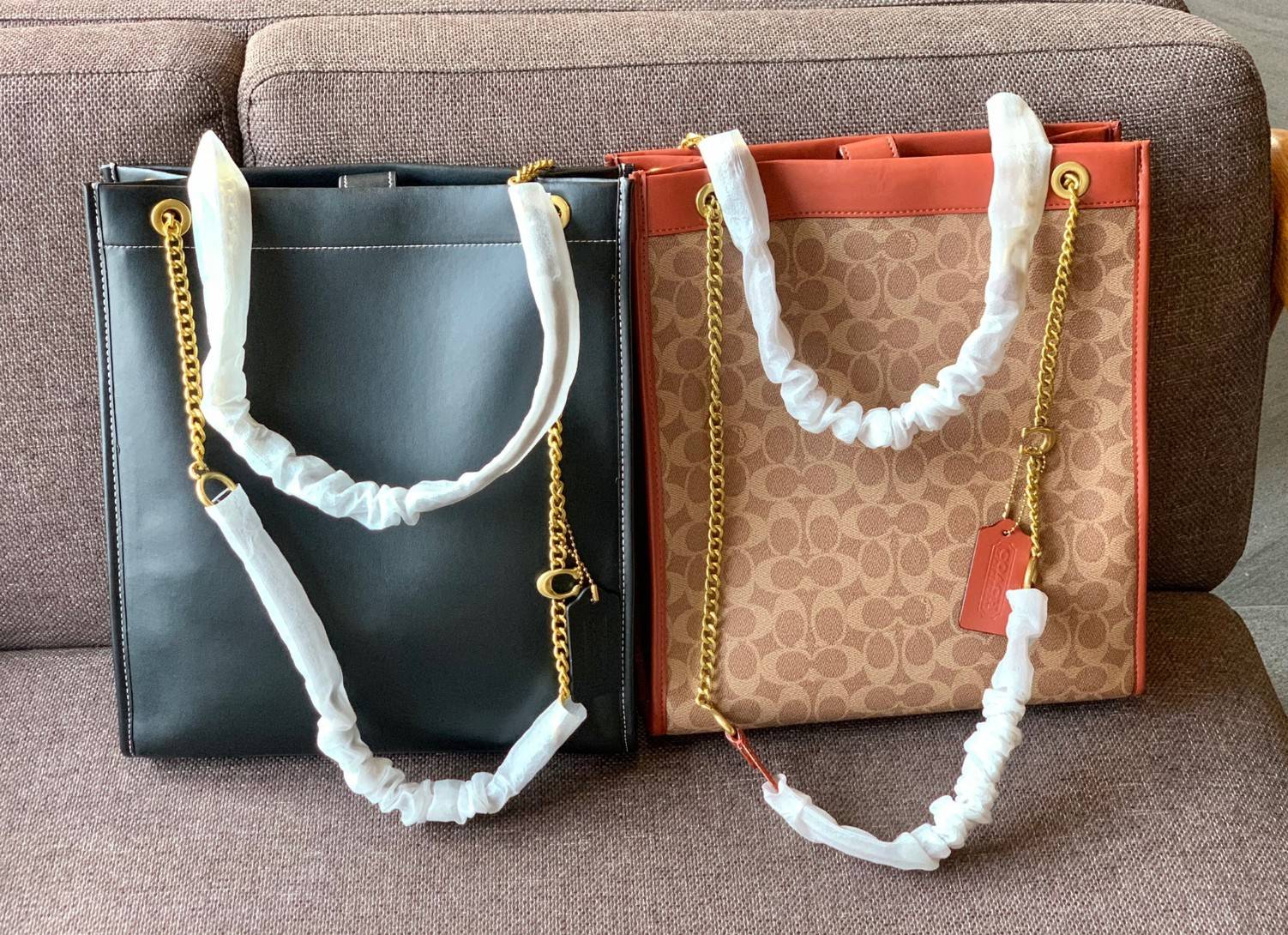 LIMITED EDITION 📣รุ่นใหม่ล่าสุด ยังไม่มีในช๊อปไทยจ้าา❗️ COACH CHAIN CASHIN TOTE ((C6338//C6620)) พร้อมส่ง สินค้าเข้าใหม่ ห้ามพลาดค่าา! กระเป๋าทรงTote สูง สามารถใส่เอกสาร//A4 ได้ วัสดุหนังแท้นิ่ม น้ำหนักเบาค่ะ 🔺จุดเด่นของรุ่นคือสายสะ