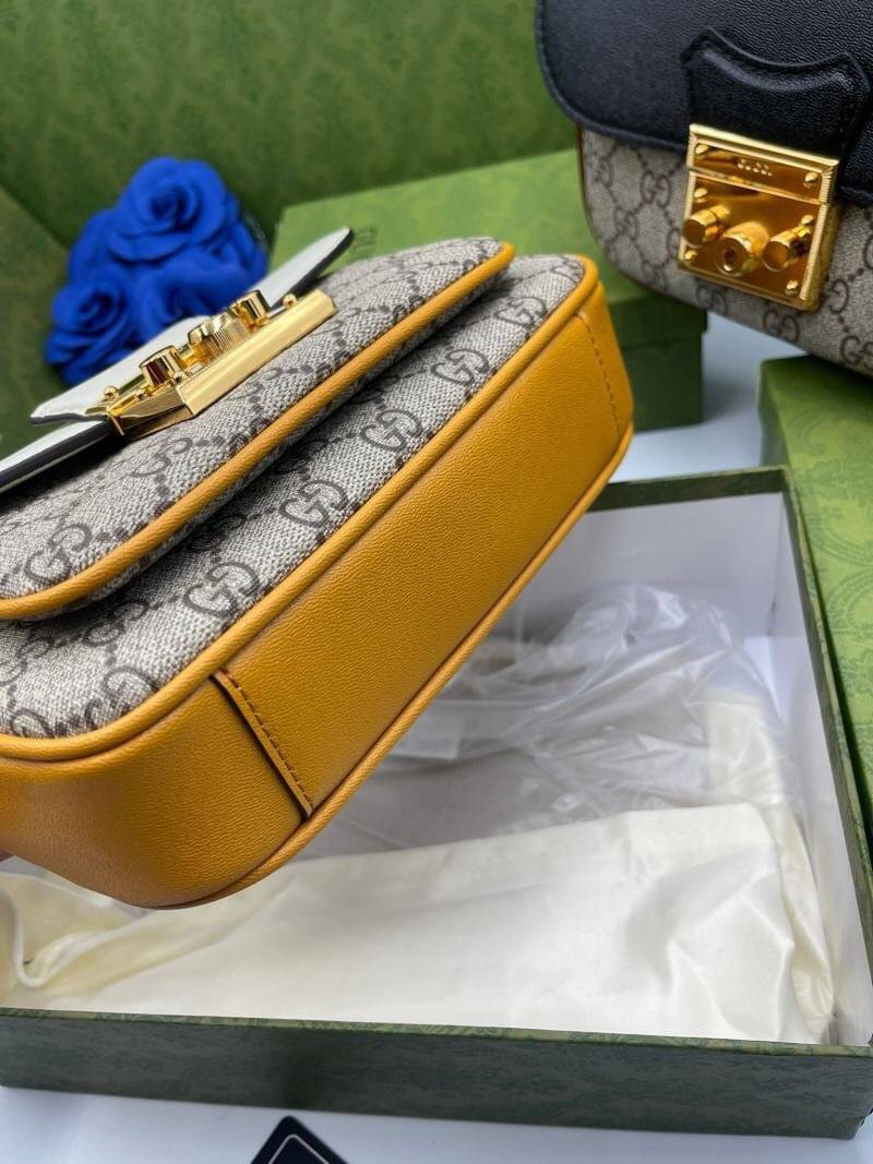 VIP GIFT 】หนังแท้ GUCCI mini Padlock bag GG Supreme canvas หนึ่งในแบรนด์เนมยอดฮิตระดับโลกที่สายแฟชั่นตัวจริงต้องมีสักใบในตู้ เพราะเป็นแบรนด์ที่เหล่าบรรดาเซเลปและดาราใช้กันเยอะมาก รุ่นก็เป็นอีกหนึ่งใบที่คุ้มค่าคุ้มราคามากค่ะ ด้วยดีไซน์ที่ใช้งานได้หลายโอกาส