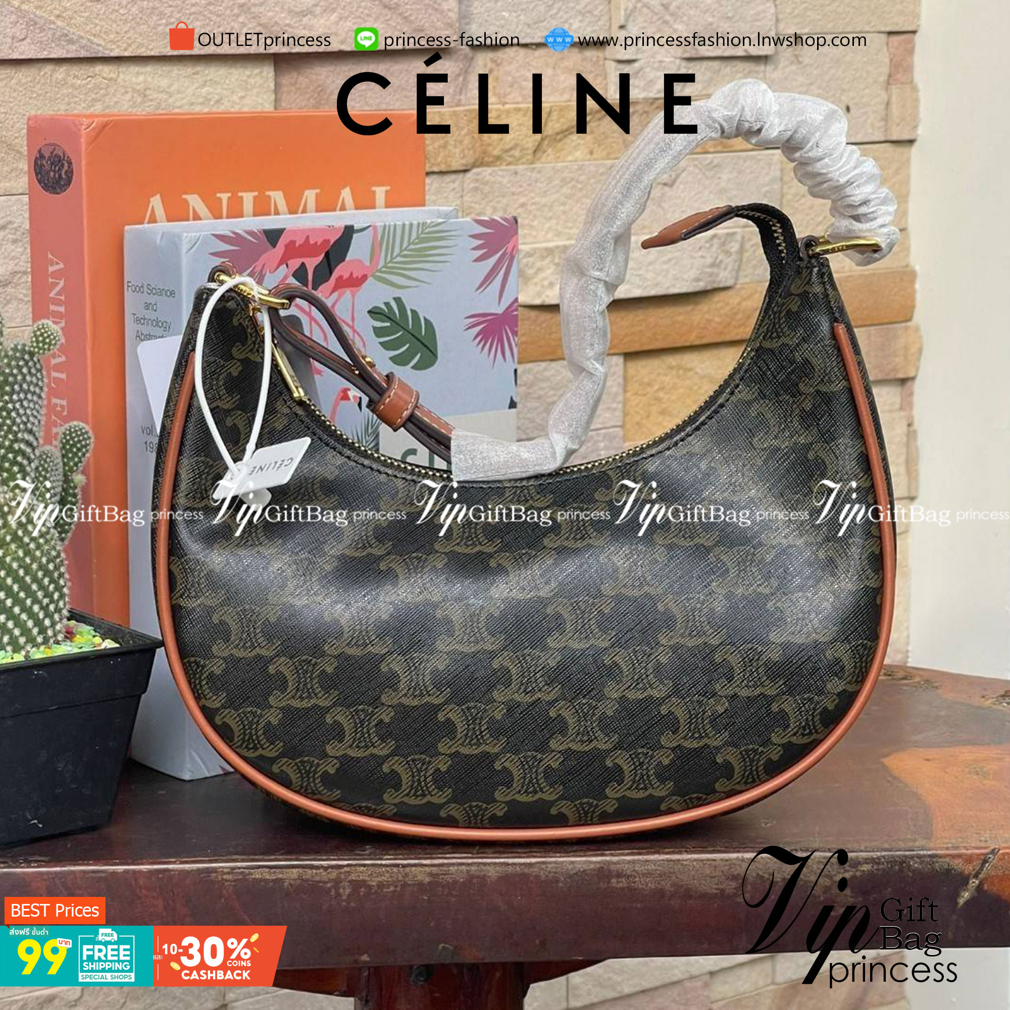 CELINE Vintage Classic Ava bag 1 ใน คอลเลคชั่น “Triomphe Canvas” มาพร้อมสายสะพายไหล่ที่ปรับความยาวได้ และเนื่องจากช่วงล่างของกระเป๋ามีขนาดใหญ่กว่าช่วงบน จึงทำให้ไม่เสียทรงเมื่อเราใส่สิ่งของอย่างกระเป๋าสตางค์หรือโทรศัพท์มือถือ หากดูภาพรวมแล้ว รุ่นนี้ออกแนว