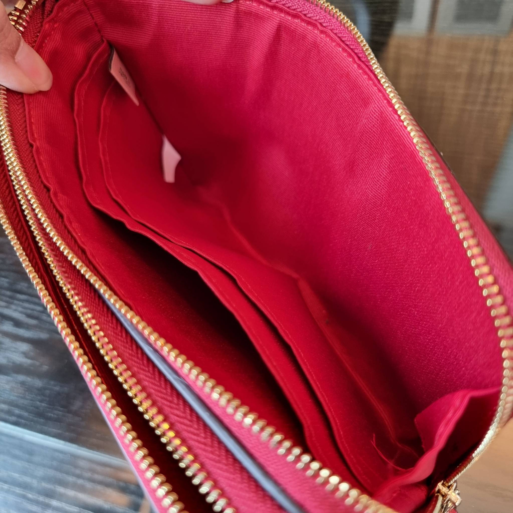 COACH F54057 DOUBLE ZIP WALLET IN SIGNATURE กระเป๋าคล้องมือ size L ใบนี้ใส่มือถือได้ทุกรุ่น ขนาดกำลังดี พกพาสะดวกมากๆ วัสดุหนังสังเคราะห์ ภายในเป็นผ้าสีสวยคม ใส่ธนบัตร ใส่บัตรได้เยอะ ใส่มือถือได้สบายๆทุกรุ่น ตอบโจทย์สาวๆที่ไม่ชอบพกเยอะวุ่นวายจ้า ใบนี้เอาอ