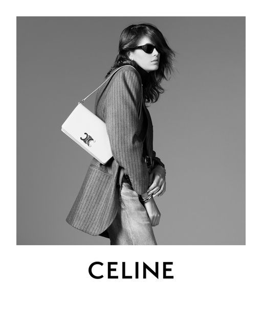 CELINE TRAPEZE TRIOMPHE BAG ดีไซน์เรียบหรู Timeless โดดเด่นมีเอกลักษณ์ ใช้ได้หลายโอกาส แมทช์กับการแต่งตัวง่าย จึงครองใจสาว ๆ ได้ไม่ยาก โดยเป็นกระเป๋าสะพายไหล่ที่อัดแน่นด้วยกลิ่นอายความคลาสสิกและหรูหราตามแบบฉบับของ Celine ด้านหน้าตกแต่งด้วยโลโก้สีทองโดดเด่