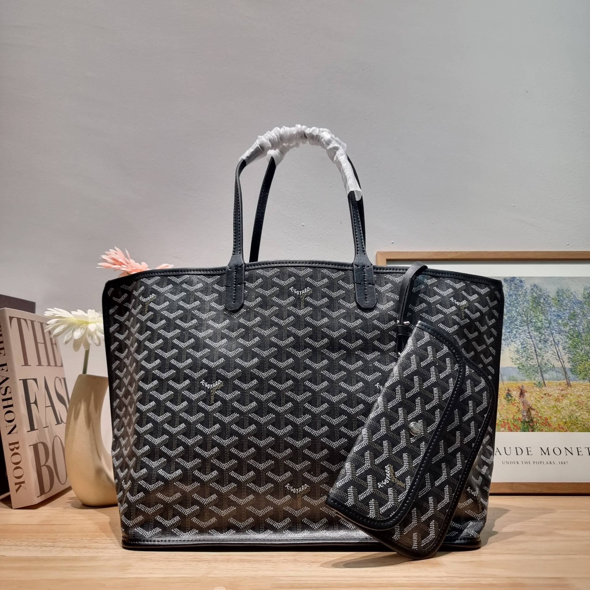 GOYARD ANJOU REVERSIBLE TOTE กระเป๋าสะพายทรงโท้ท ใบใหญ่จุใจ!! กลับด้านใช้ได้ทั้ง 2 ด้าน มาครบสีขายดี เลิศทุกสี รูปทรงคลาสสิค ดีไซน์เป็นเอกลักษณ์ ใช้งานได้หลากหลาย